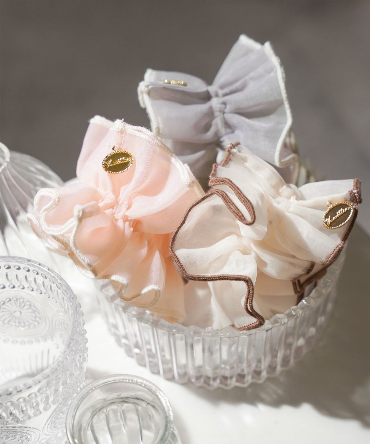 ヘアアクセサリー/ビッグシュシュ/オーガンジー/メロー/ヘアアレンジ/ヘアゴム/トレンド/可愛い/チャーム付き/プレゼント/ギフト/韓国/上品/大人/フェミニン/デート/ピンク/サックス/アイボリー/オフホワイト/クリーム/ストロベリーミルク/グレイッシュブルー