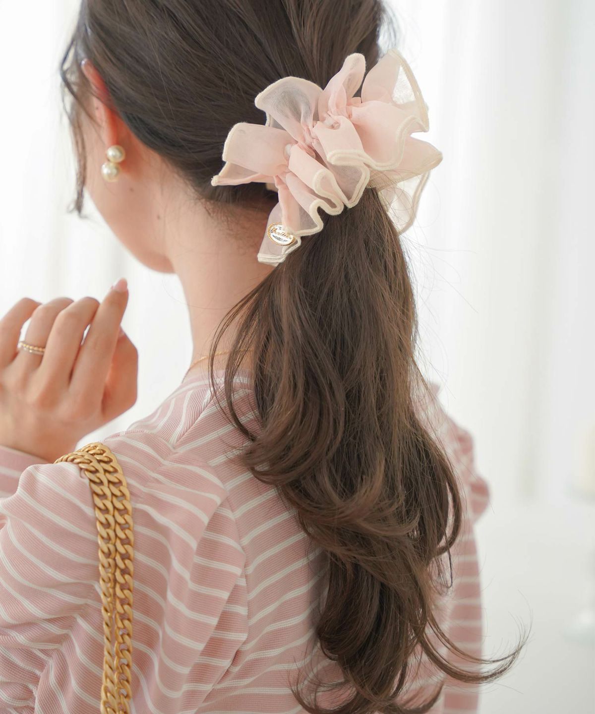 ヘアアクセサリー/ビッグシュシュ/オーガンジー/メロー/ヘアアレンジ/ヘアゴム/トレンド/可愛い/チャーム付き/プレゼント/ギフト/韓国/上品/大人/フェミニン/デート/ピンク/サックス/アイボリー/オフホワイト/クリーム/ストロベリーミルク/グレイッシュブルー