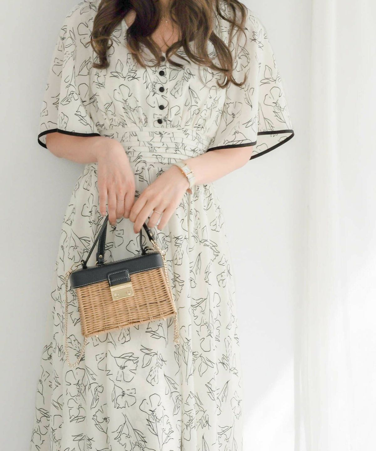 レディース/ワンピース/チェック柄/花柄/線画/モノトーン/フレアスリーブ/タック/配色/半袖/ラインドローイング/ピンク/グレー/ブラック/レトロ/ノスタルジック/フェミニン/大人可愛い