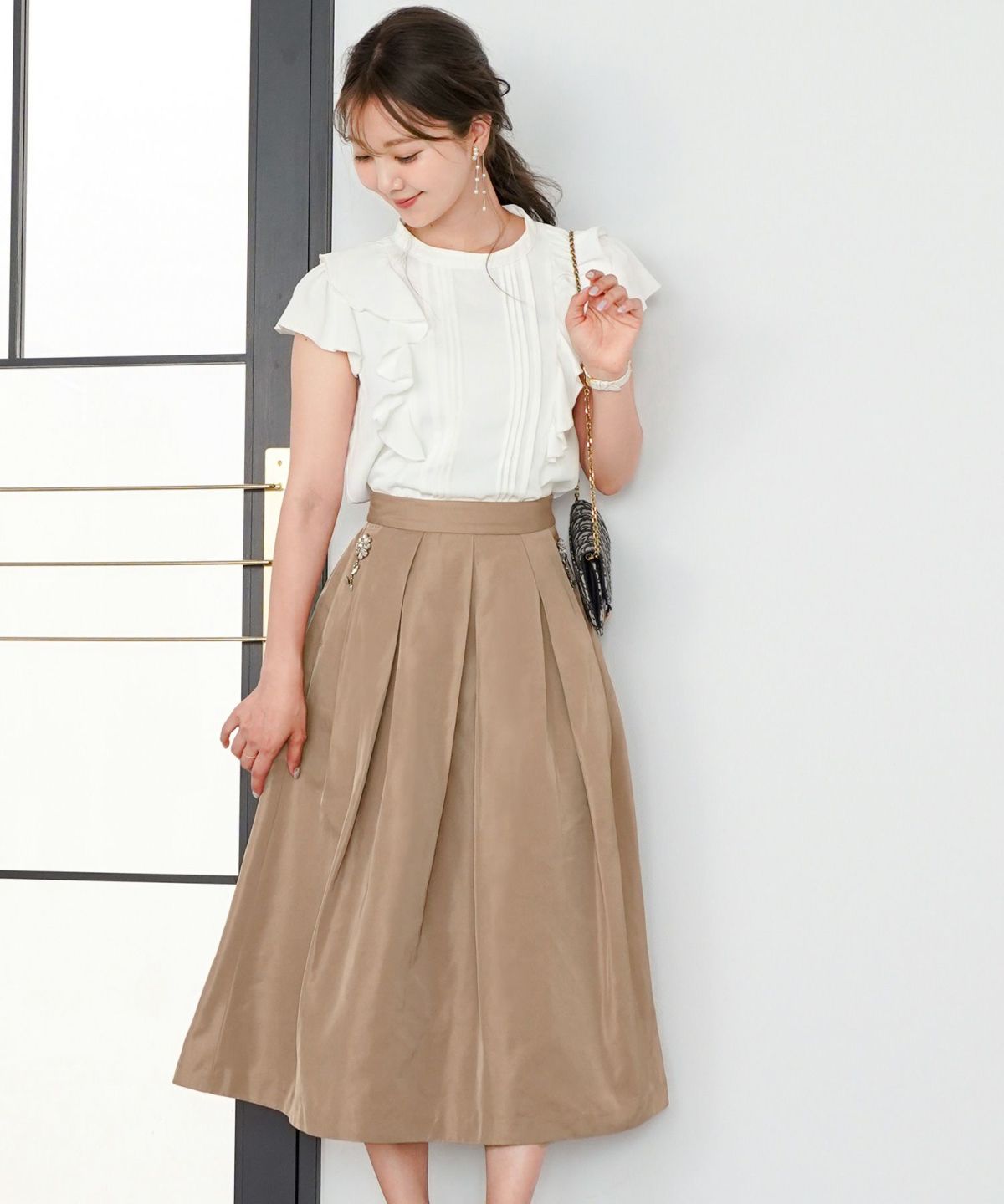 レディース/ボトムス/スカート/タック/前タック/フラワー/ビジュー/花/無地/ポケット/裏地/光沢/ピンク/ベージュ/カフェオレ/カフェモカ/ブラウン/茶/フレア/フェミニン/上品/グログラン