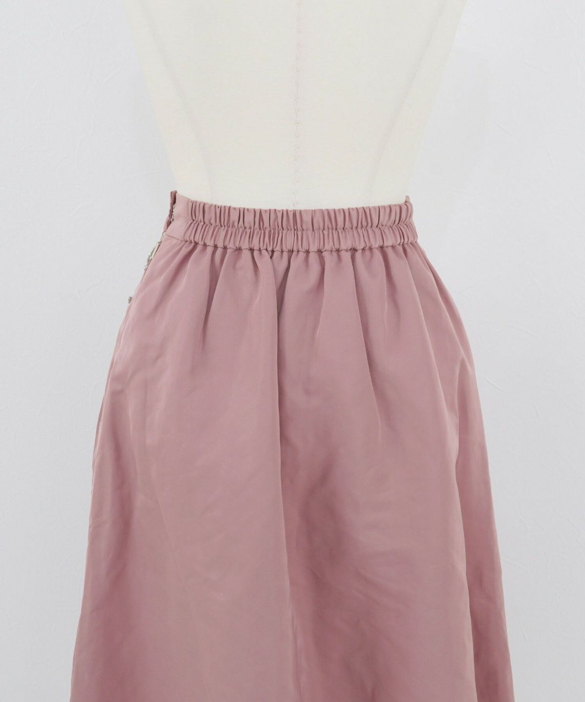 レディース/ボトムス/スカート/タック/前タック/フラワー/ビジュー/花/無地/ポケット/裏地/光沢/ピンク/ベージュ/カフェオレ/カフェモカ/ブラウン/茶/フレア/フェミニン/上品/グログラン