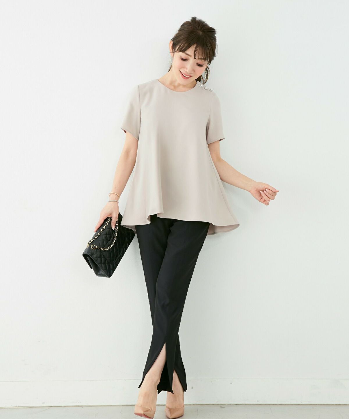 レディース/トップス/ブラウス/ビジュー/ボタン/フレアヘム/イレヘム/ラウンドネック/半袖/手洗い可/体型カバー/S/M/グレージュ/ブラック/