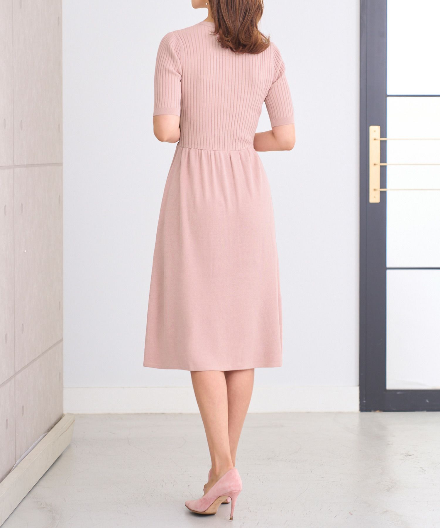 プリマシェレル/PrimaScherrer/レディース/半袖/Vネック/大粒パール/フィット＆フレア/S/M/ピンク/グレージュ/ネイビー/パールボタン/ニットワンピース/膝丈/上品/エレガント/サマーニット/春ニット/スプリングニット/夏ニット/フレアワンピース/五分袖