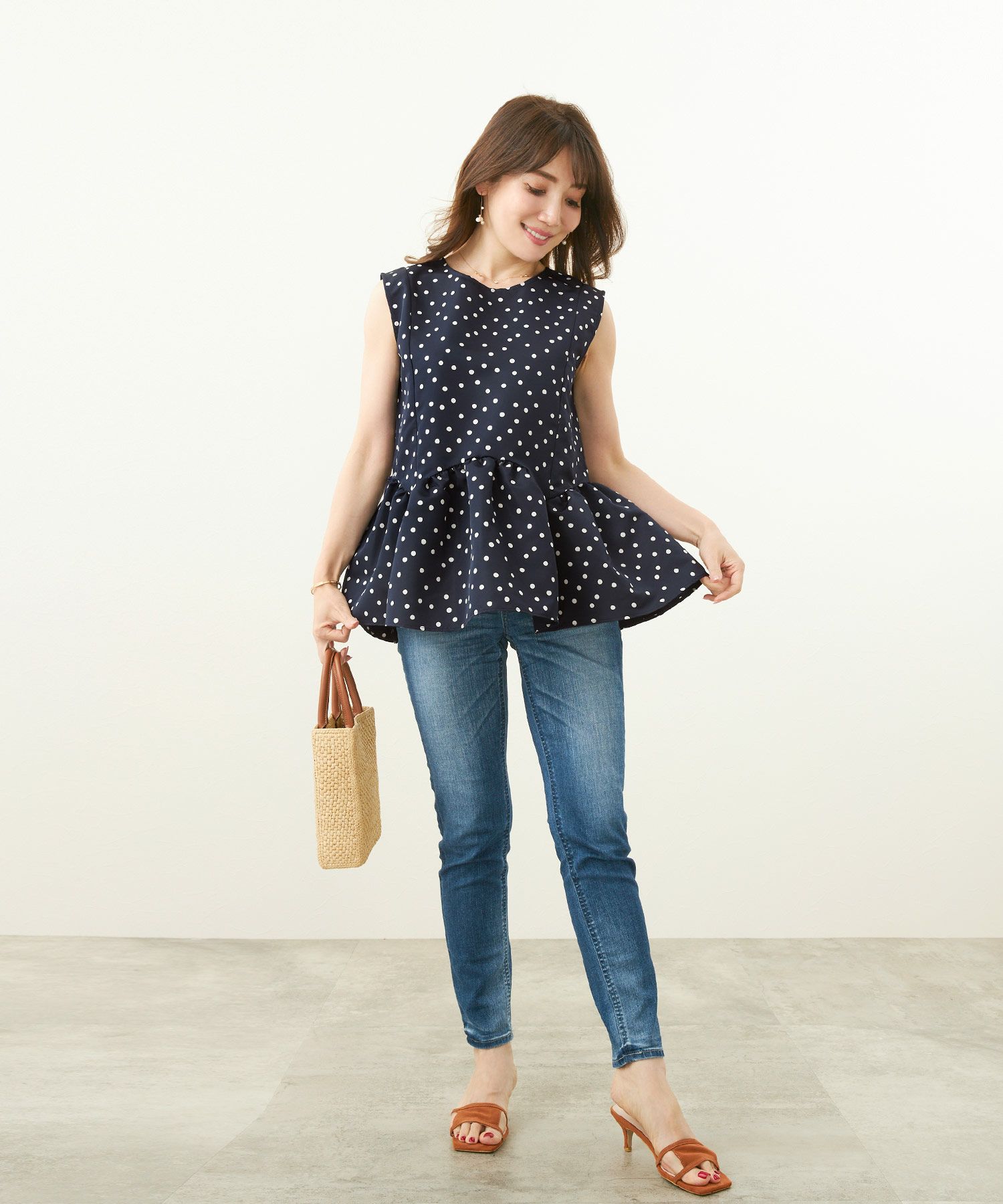 新色追加日本製ブラウスレディースオフィス無地ドット水玉おしゃれ白黒きれいめ春夏フレアエレガント可愛いジョイントスペース