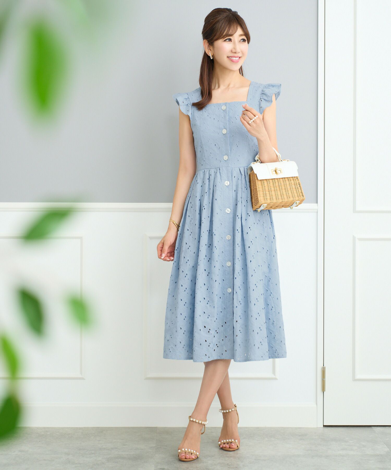 レディース/ワンピース/ドレス/手洗い可/授乳/妊婦/産後/カットワーク刺繍/ロング丈/袖フリル/春/夏/秋/S/M/花柄/フラワー/清涼感/涼し/上品/エレガント/フェミニン/二の腕カバー/美シルエット/着痩せ/華奢見え/着映え/サックス/ラベンダー/ホワイト/マキシ/綿