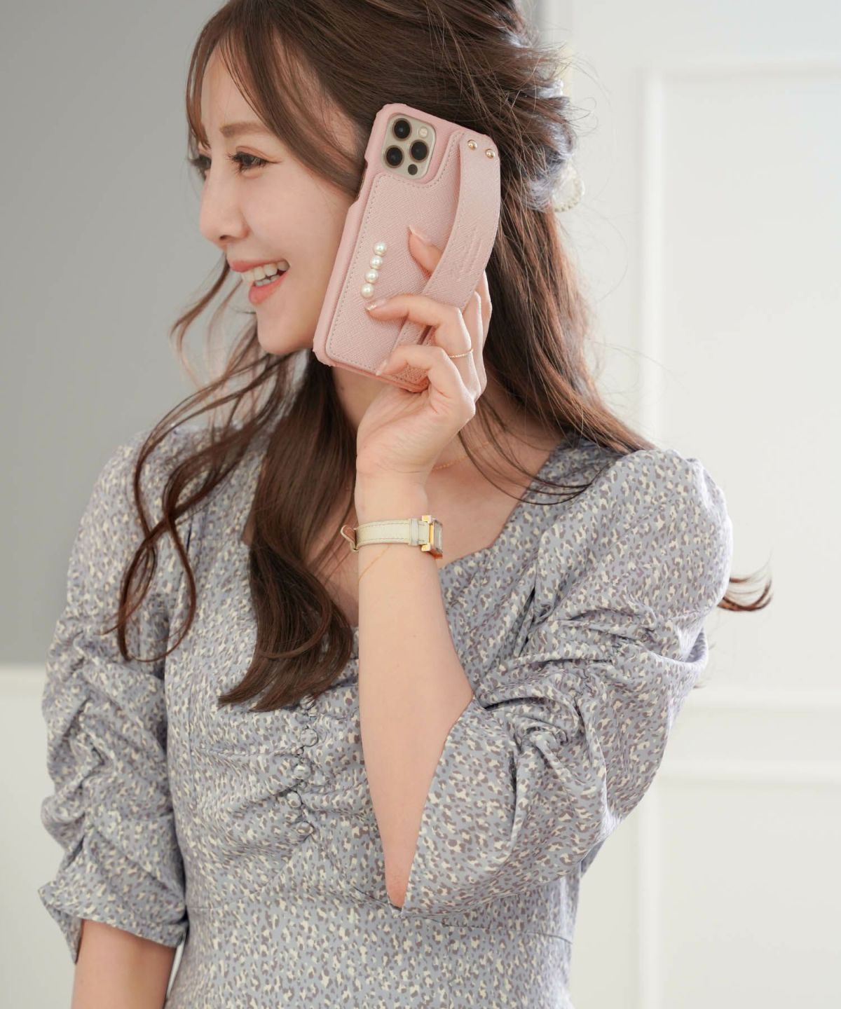 スマホ/モバイルケース/iPhone13/iPhone13Pro/iPhone11/iPhone12Pro/背面カード収納/鏡/バンド付/落下防止/卓上/カード入れ/ミラー付/ストラップ/ベルト付/機能性/パール付き/おしゃれスマホスタンド/配色/ブロックカラー/ブロック