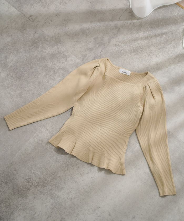 トップス オフホワイト/ラズベリーピンク/ブラック 袖山部分にタックを入れて大きめの膨らみを持たせ、肘から袖口にかけてピタッと細みのデザインが特徴のマトンスリーブ。