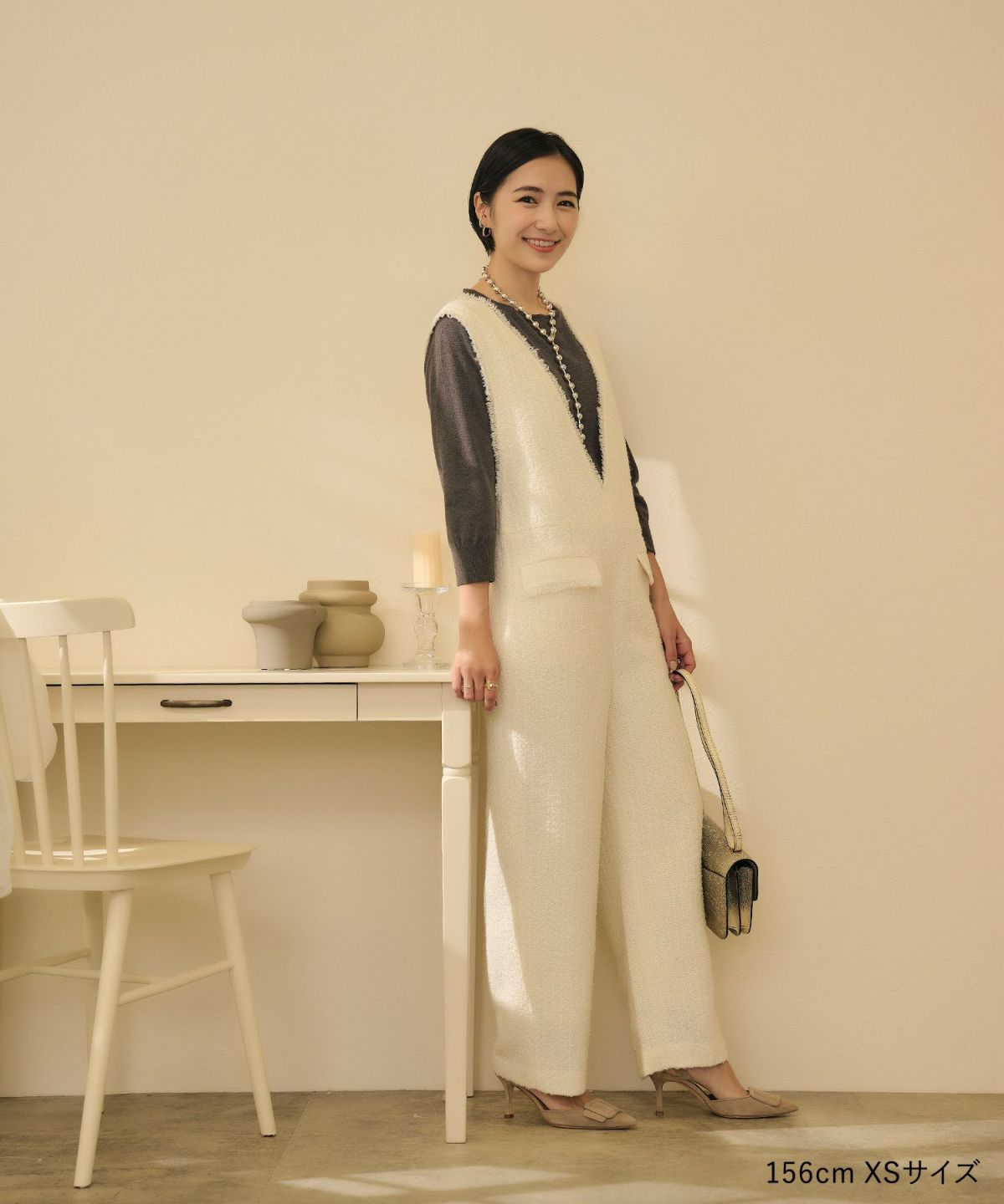 オールインワン/コンビネゾン/白/黒/糸と織りが可愛くおしゃれなツイードを使ったサロペットのデザイン。ありそうでなかったツイード×サロペットの組み合わせで差をつけ、重ね着次第で自分らしさも演出できる優秀な1枚。