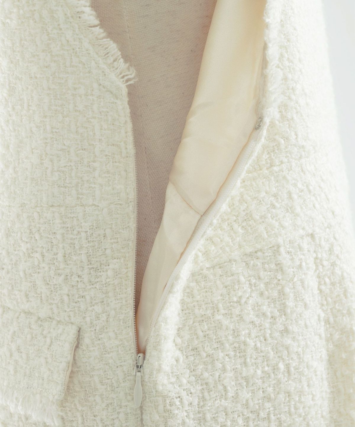 オールインワン/コンビネゾン/白/黒/糸と織りが可愛くおしゃれなツイードを使ったサロペットのデザイン。ありそうでなかったツイード×サロペットの組み合わせで差をつけ、重ね着次第で自分らしさも演出できる優秀な1枚。