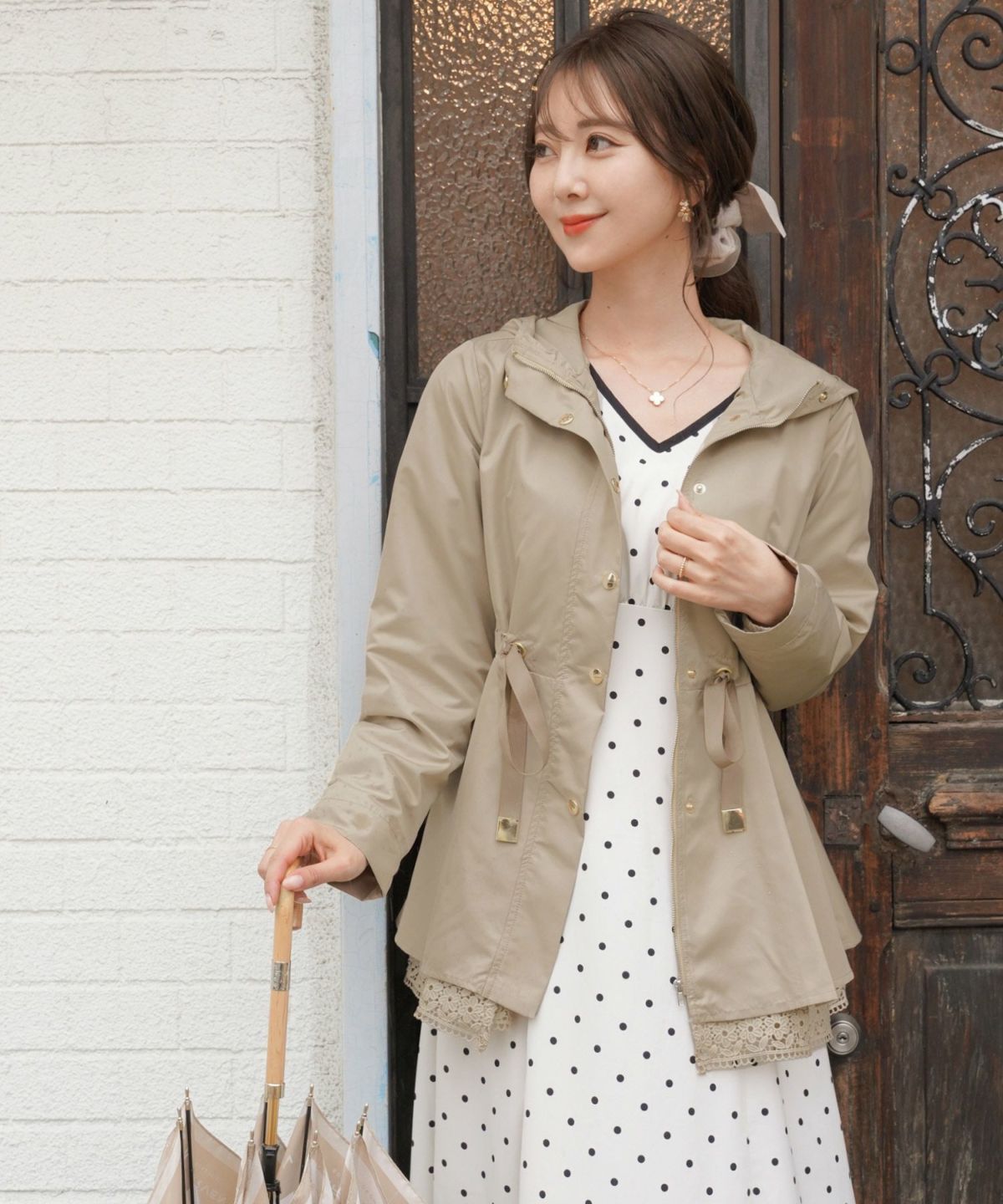 レディース/アウター/軽羽織/春コート/撥水/防水/雨具/ミドル丈/ロング丈/長袖/フード/ボタン/袖口ゴム/アイボリー/ネイビー/ブラック/上品/シンプル/レインコート/ゴールド/春/秋/雨の日/お出かけ/新色/バレンタイン/ピンク