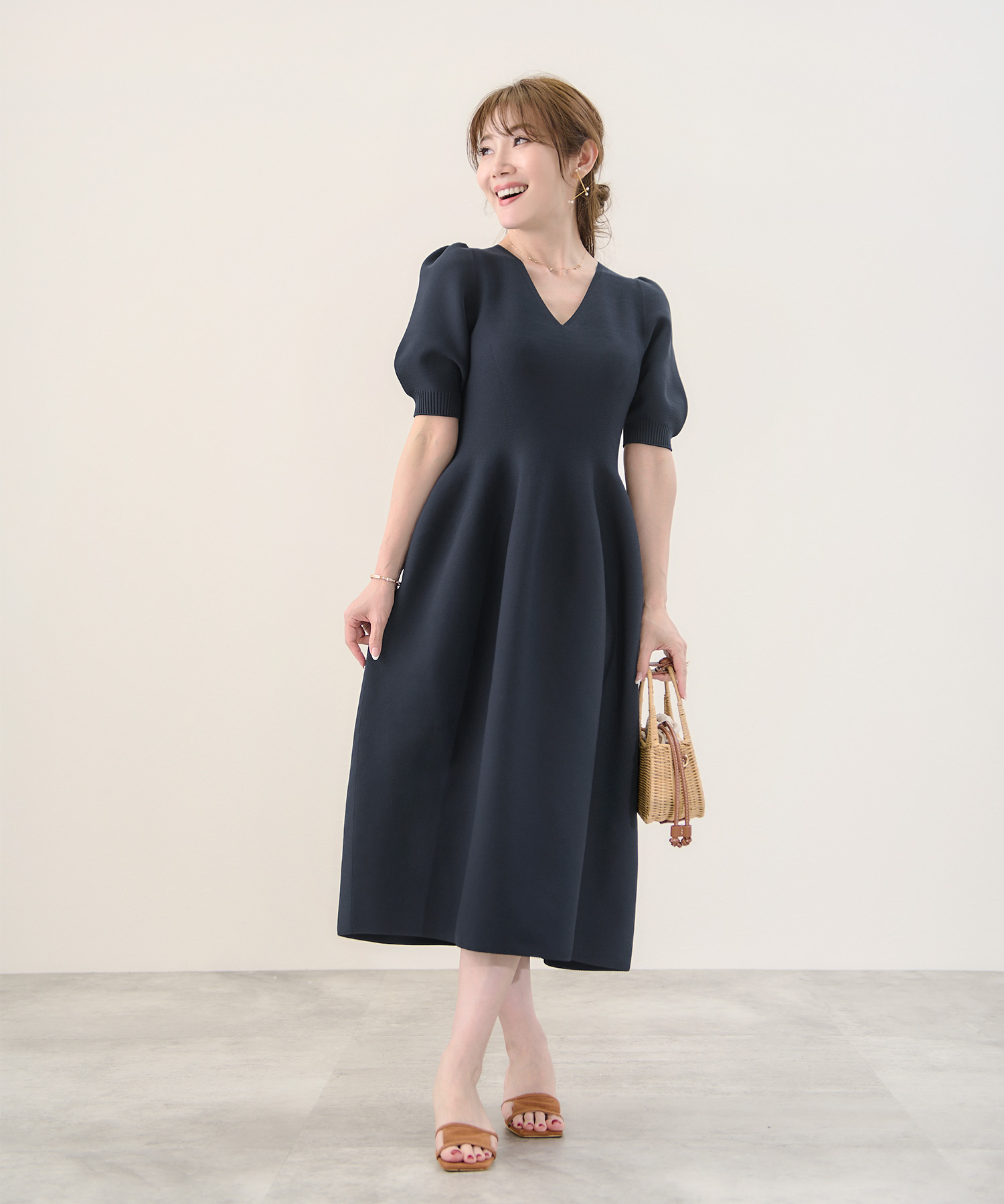 手洗い可/日本製/Vネック/ふんわり/ミモレ丈/袖山ギャザー/パフ袖/大人可愛い/上品/きれいめ/シンプル/リラックス/美ライン