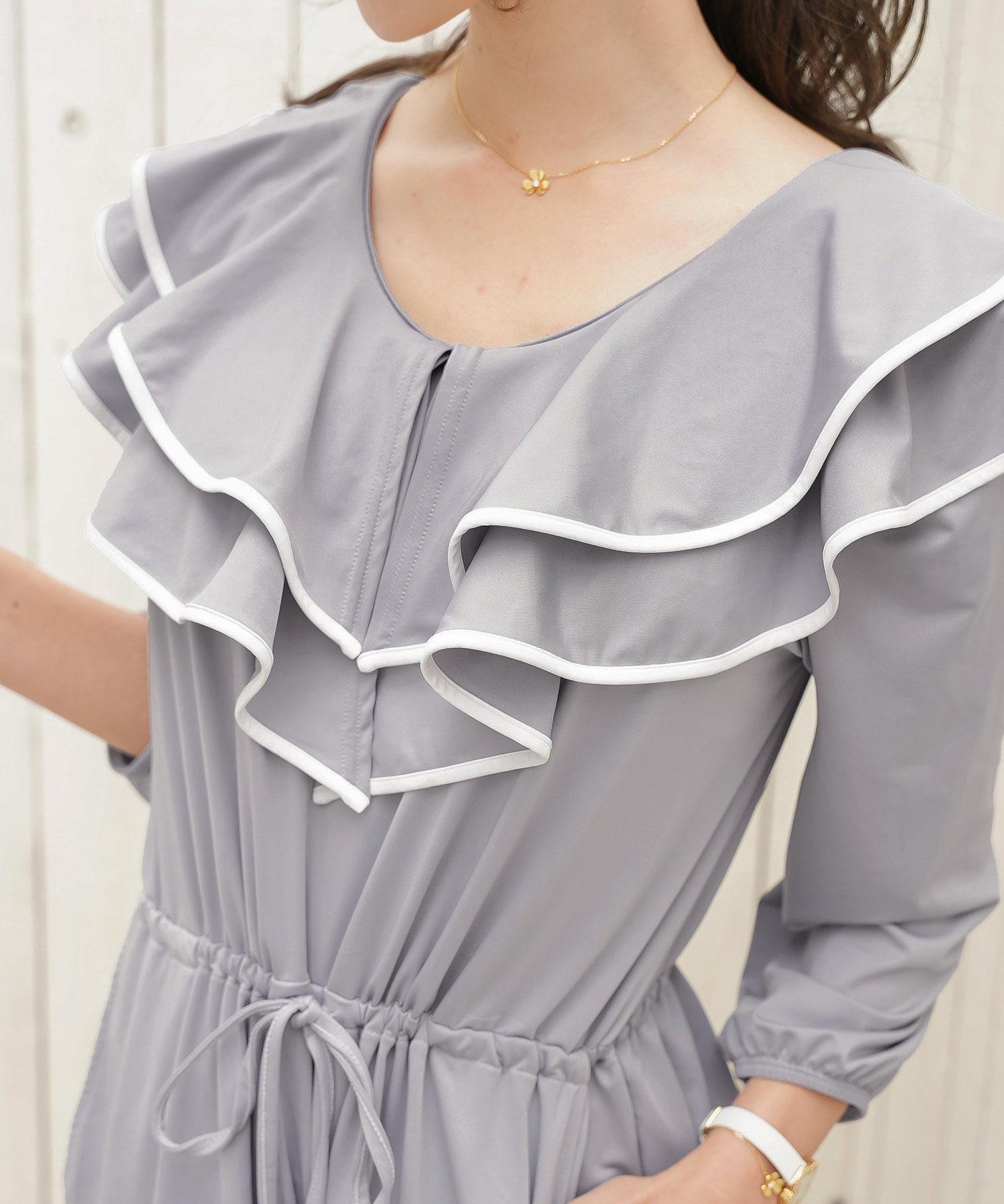 レディース/水着/スイムウェア/ラッシュガード/つなぎ/バックリボン/一枚/長袖/ハーフパンツ/ショート丈/パイピング/フリル/配色/ボリューム/M/伸縮/タック/フレア/20代/30代/40代/大人/エレガント/フェミニン/海/お出かけ/Hawaii/ハワイ/プール/ナイトプール/公園/水遊び