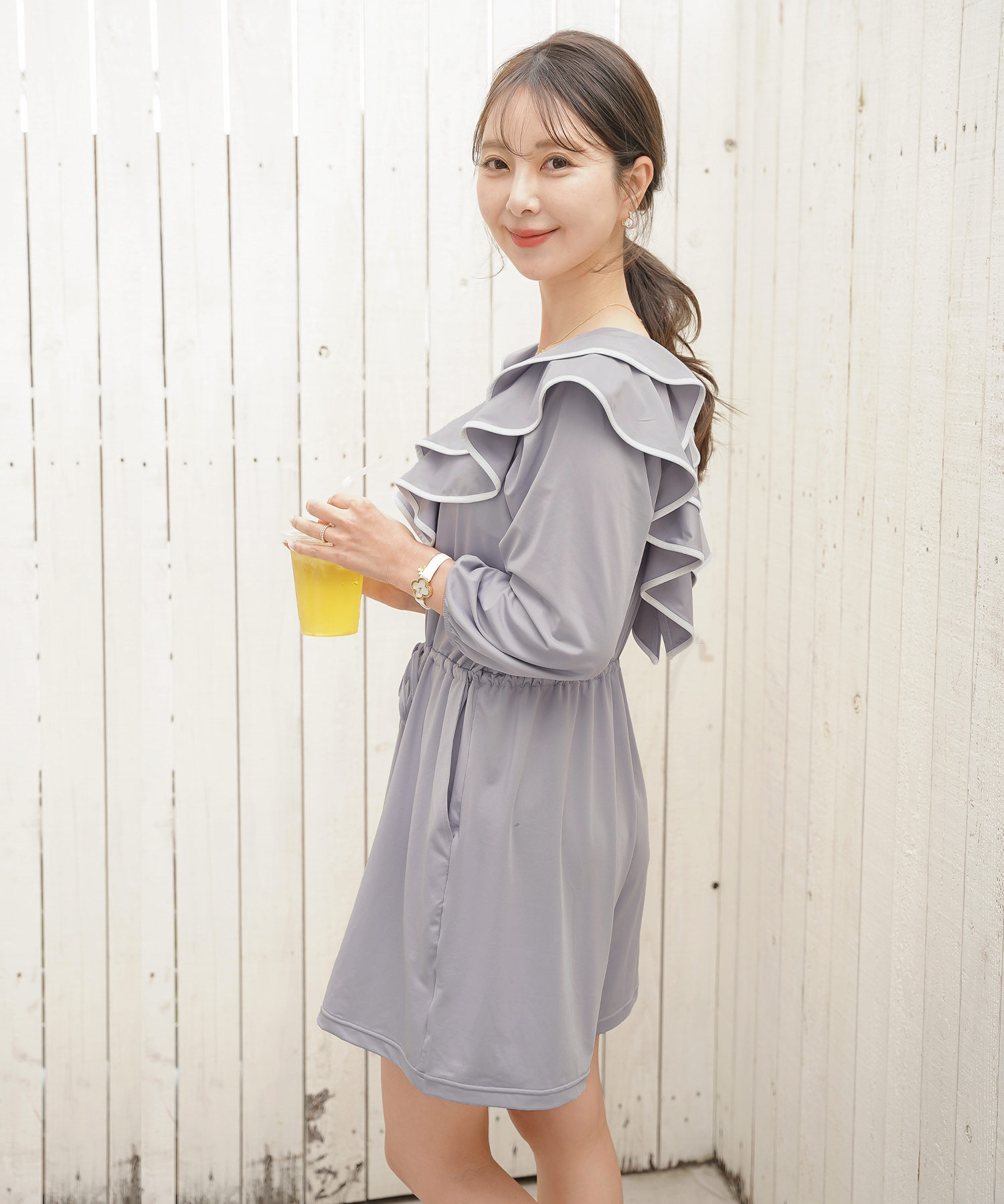 レディース/水着/スイムウェア/ラッシュガード/つなぎ/バックリボン/一枚/長袖/ハーフパンツ/ショート丈/パイピング/フリル/配色/ボリューム/M/伸縮/タック/フレア/20代/30代/40代/大人/エレガント/フェミニン/海/お出かけ/Hawaii/ハワイ/プール/ナイトプール/公園/水遊び