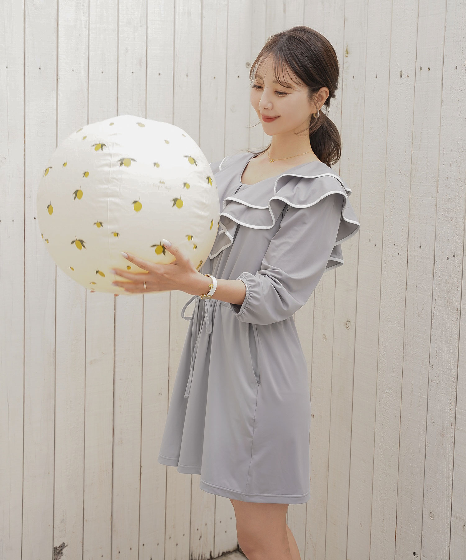 レディース/水着/スイムウェア/ラッシュガード/つなぎ/バックリボン/一枚/長袖/ハーフパンツ/ショート丈/パイピング/フリル/配色/ボリューム/M/伸縮/タック/フレア/20代/30代/40代/大人/エレガント/フェミニン/海/お出かけ/Hawaii/ハワイ/プール/ナイトプール/公園/水遊び