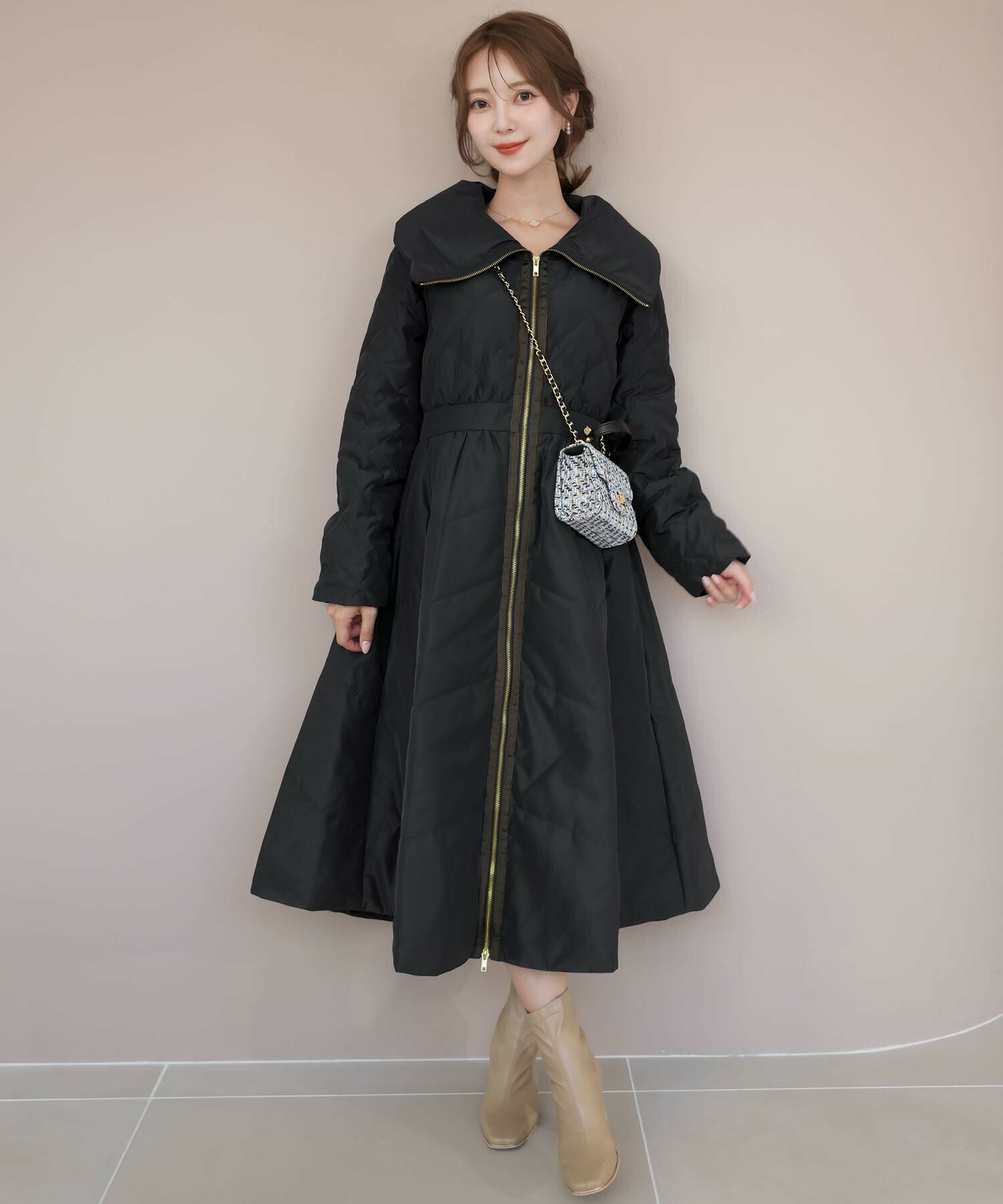 レディース/アウター/コート/リアルダウン/ダウン/フェザー/高級/ビックカラー/フレア/キルティング/ドレスコート/ダウン50%/フェザー50%/ゴールド/スタンドカラー/ポケット/ピンクベージュ/ブラウン/ネイビー/ブラック/秋/冬/ロングコート/上品/エレガント/フェミニン