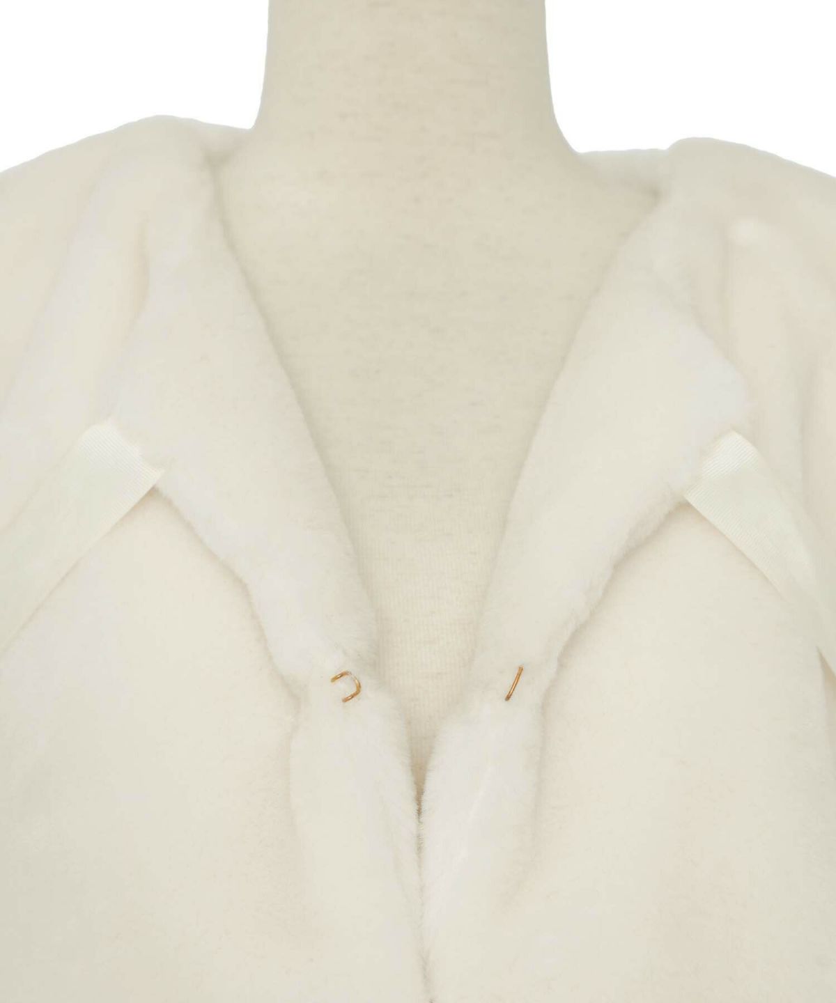 レディース/ジャケット/ベスト/羽織/トレンド/ファー/フェイク/リボン/ホック/ノースリーブ/ゴールド/秋/冬/お正月/クリスマス/コーデ/デート/パーティー/上品/エレガント/フェミニン/オフホワイト/グレージュ/モカ/アイボリー