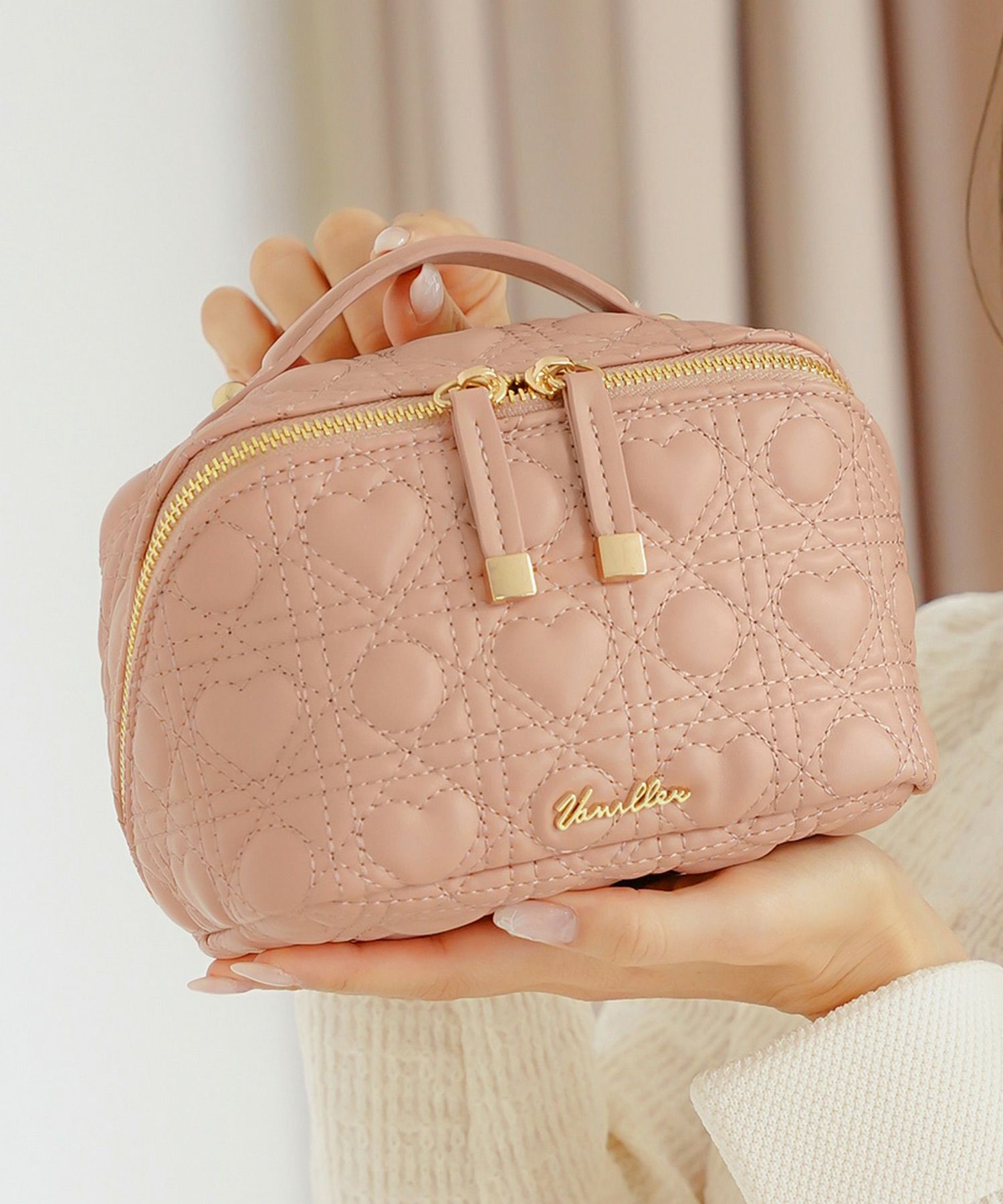 レディース/小物/グッズ/ポーチ/キルティング/オールシーズン/レザー/コスメ/化粧/バニティ/収納/仕分け/持ち手/ゴールド/ストロベリーミルク/グレージュ/旅行/おしゃれ/可愛い/ハート柄/新色/人気/ヒット/アイボリー/パール/光沢/高級感