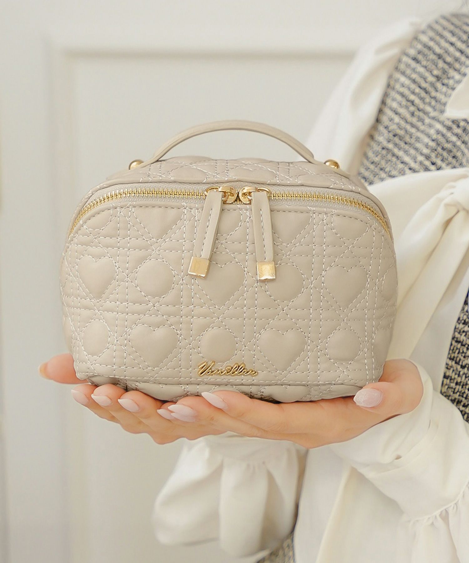 レディース/小物/グッズ/ポーチ/キルティング/オールシーズン/レザー/コスメ/化粧/バニティ/収納/仕分け/持ち手/ゴールド/ストロベリーミルク/グレージュ/旅行/おしゃれ/可愛い/ハート柄/新色/人気/ヒット/アイボリー/パール/光沢/高級感