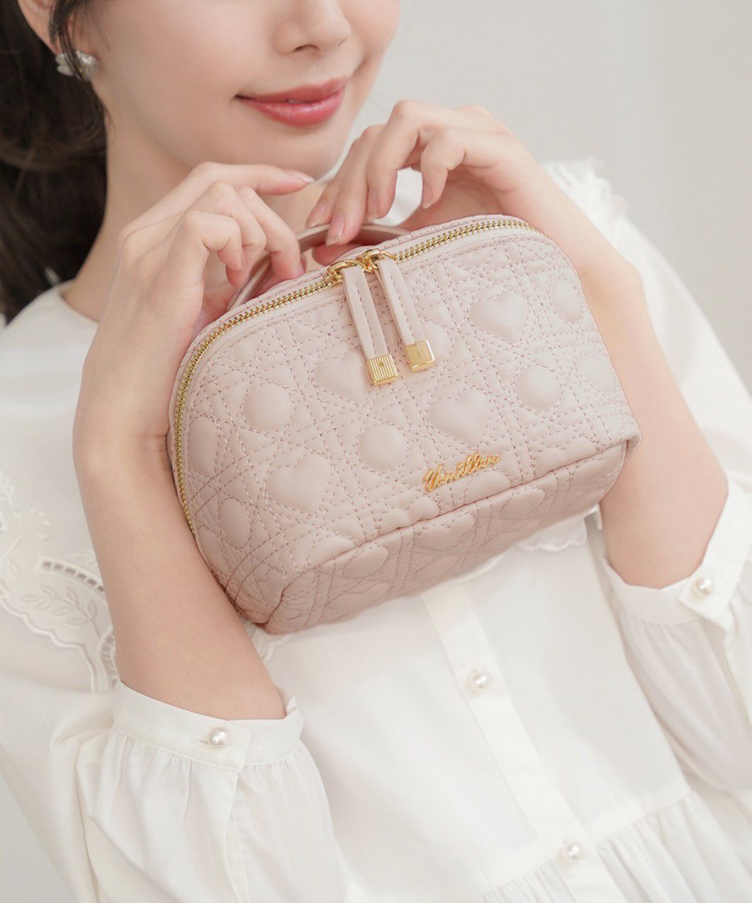 レディース/小物/グッズ/ポーチ/キルティング/オールシーズン/レザー/コスメ/化粧/バニティ/収納/仕分け/持ち手/ゴールド/ストロベリーミルク/グレージュ/旅行/おしゃれ/可愛い/ハート柄/新色/人気/ヒット/アイボリー/パール/光沢/高級感