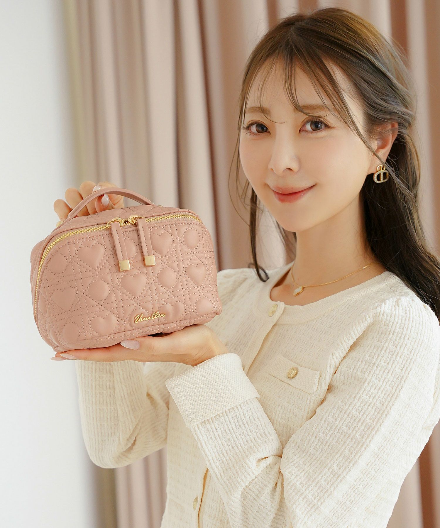 レディース/小物/グッズ/ポーチ/キルティング/オールシーズン/レザー/コスメ/化粧/バニティ/収納/仕分け/持ち手/ゴールド/ストロベリーミルク/グレージュ/旅行/おしゃれ/可愛い/ハート柄/新色/人気/ヒット/アイボリー/パール/光沢/高級感