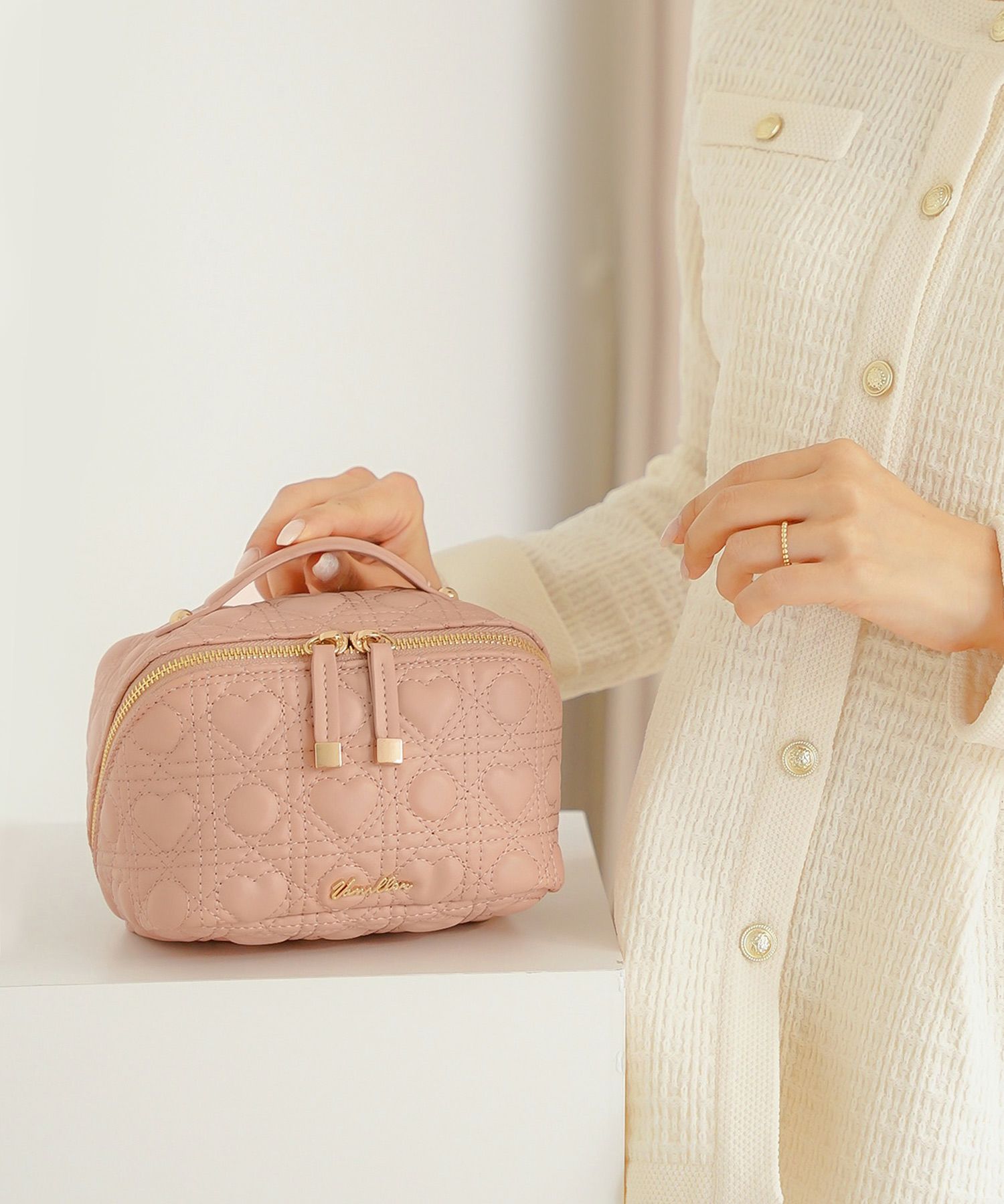 レディース/小物/グッズ/ポーチ/キルティング/オールシーズン/レザー/コスメ/化粧/バニティ/収納/仕分け/持ち手/ゴールド/ストロベリーミルク/グレージュ/旅行/おしゃれ/可愛い/ハート柄/新色/人気/ヒット/アイボリー/パール/光沢/高級感