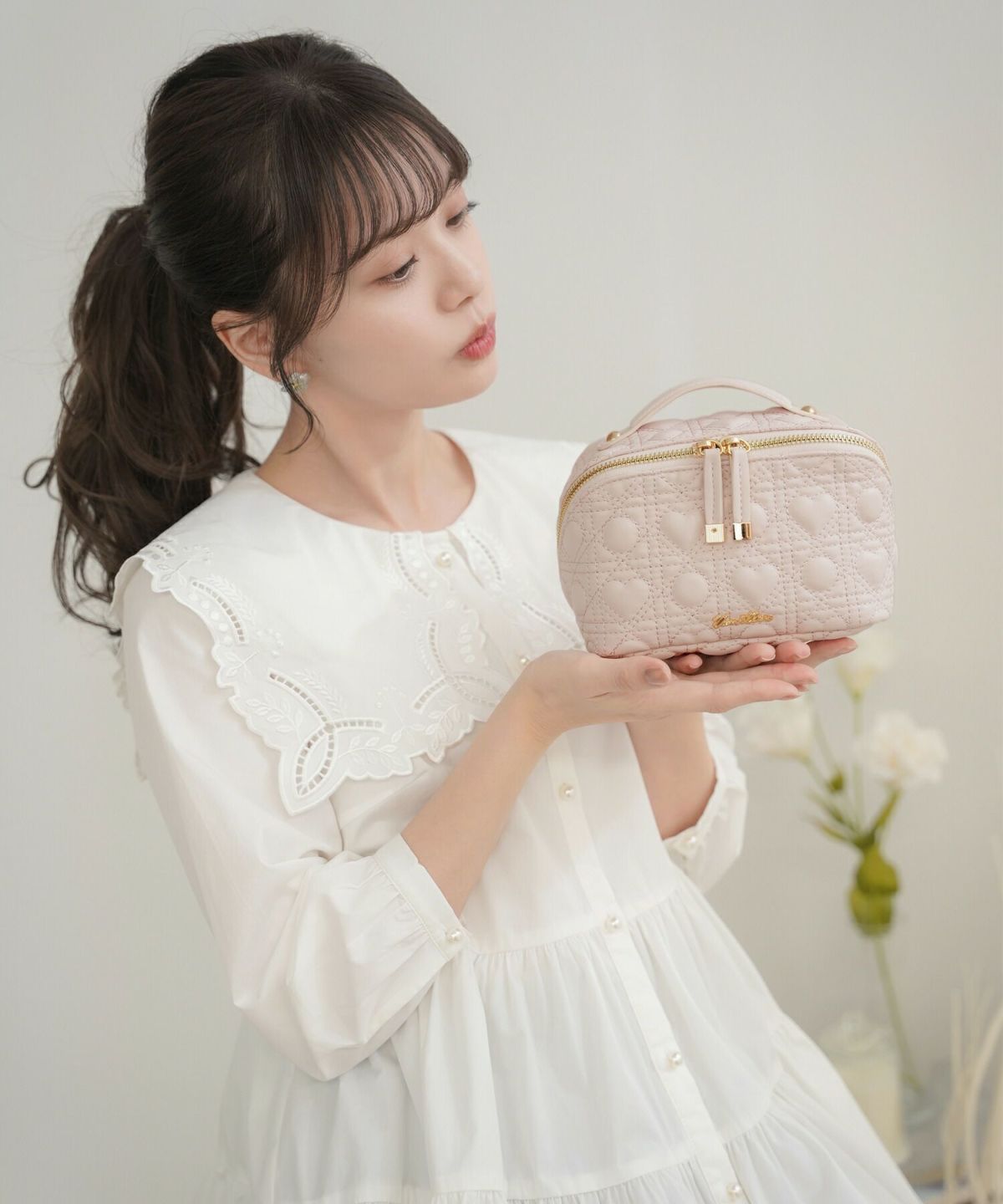 レディース/小物/グッズ/ポーチ/キルティング/オールシーズン/レザー/コスメ/化粧/バニティ/収納/仕分け/持ち手/ゴールド/ストロベリーミルク/グレージュ/旅行/おしゃれ/可愛い/ハート柄/新色/人気/ヒット/アイボリー/パール/光沢/高級感