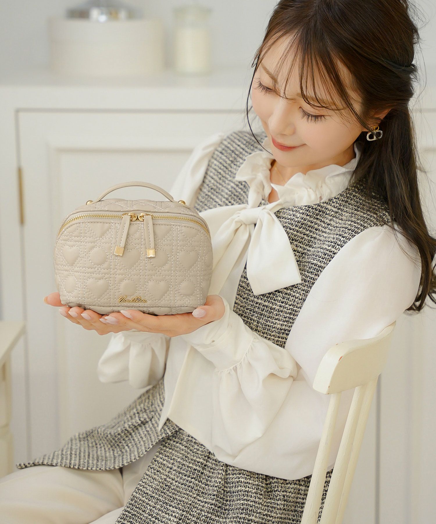 レディース/小物/グッズ/ポーチ/キルティング/オールシーズン/レザー/コスメ/化粧/バニティ/収納/仕分け/持ち手/ゴールド/ストロベリーミルク/グレージュ/旅行/おしゃれ/可愛い/ハート柄/新色/人気/ヒット/アイボリー/パール/光沢/高級感