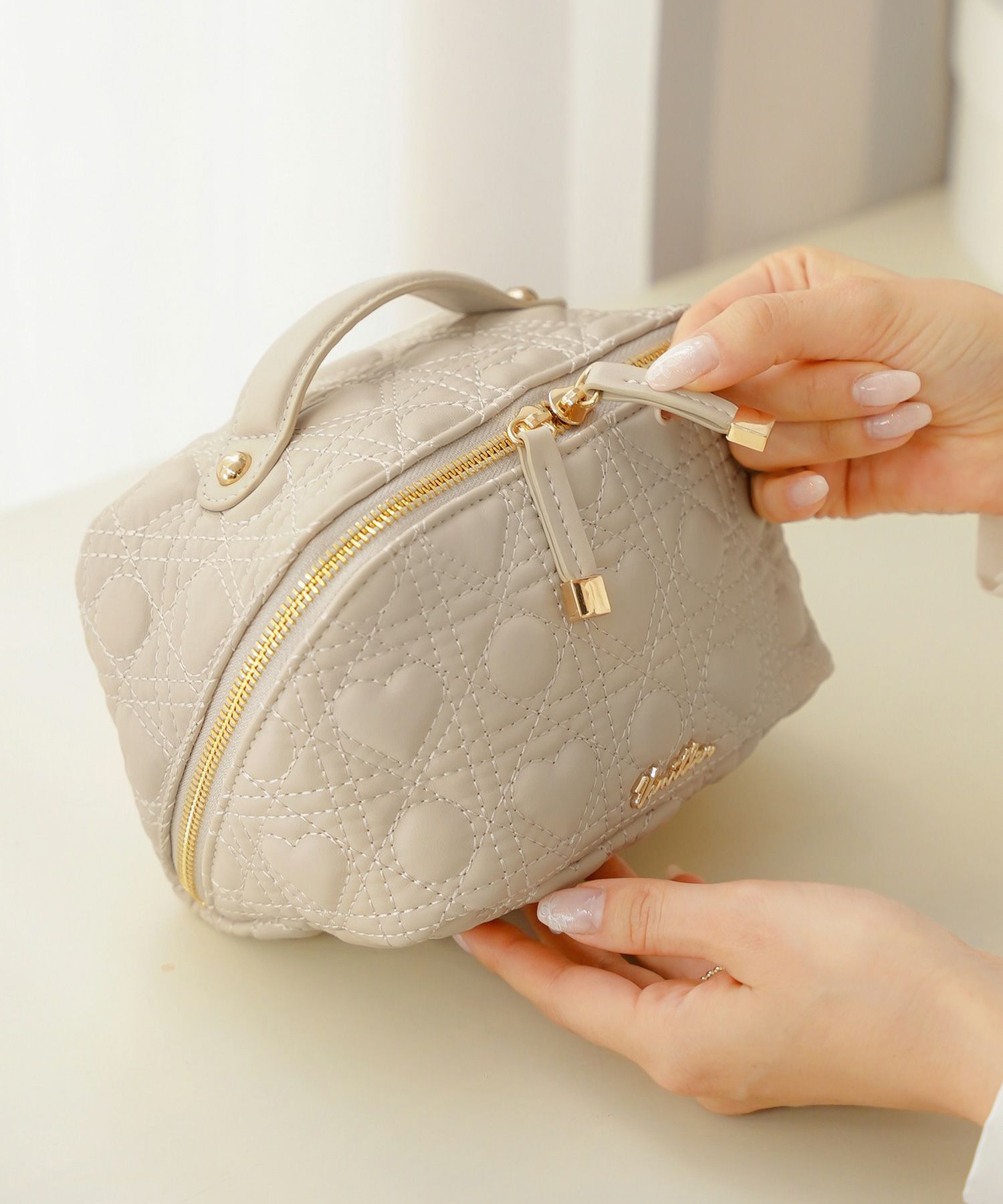 レディース/小物/グッズ/ポーチ/キルティング/オールシーズン/レザー/コスメ/化粧/バニティ/収納/仕分け/持ち手/ゴールド/ストロベリーミルク/グレージュ/旅行/おしゃれ/可愛い/ハート柄/新色/人気/ヒット/アイボリー/パール/光沢/高級感