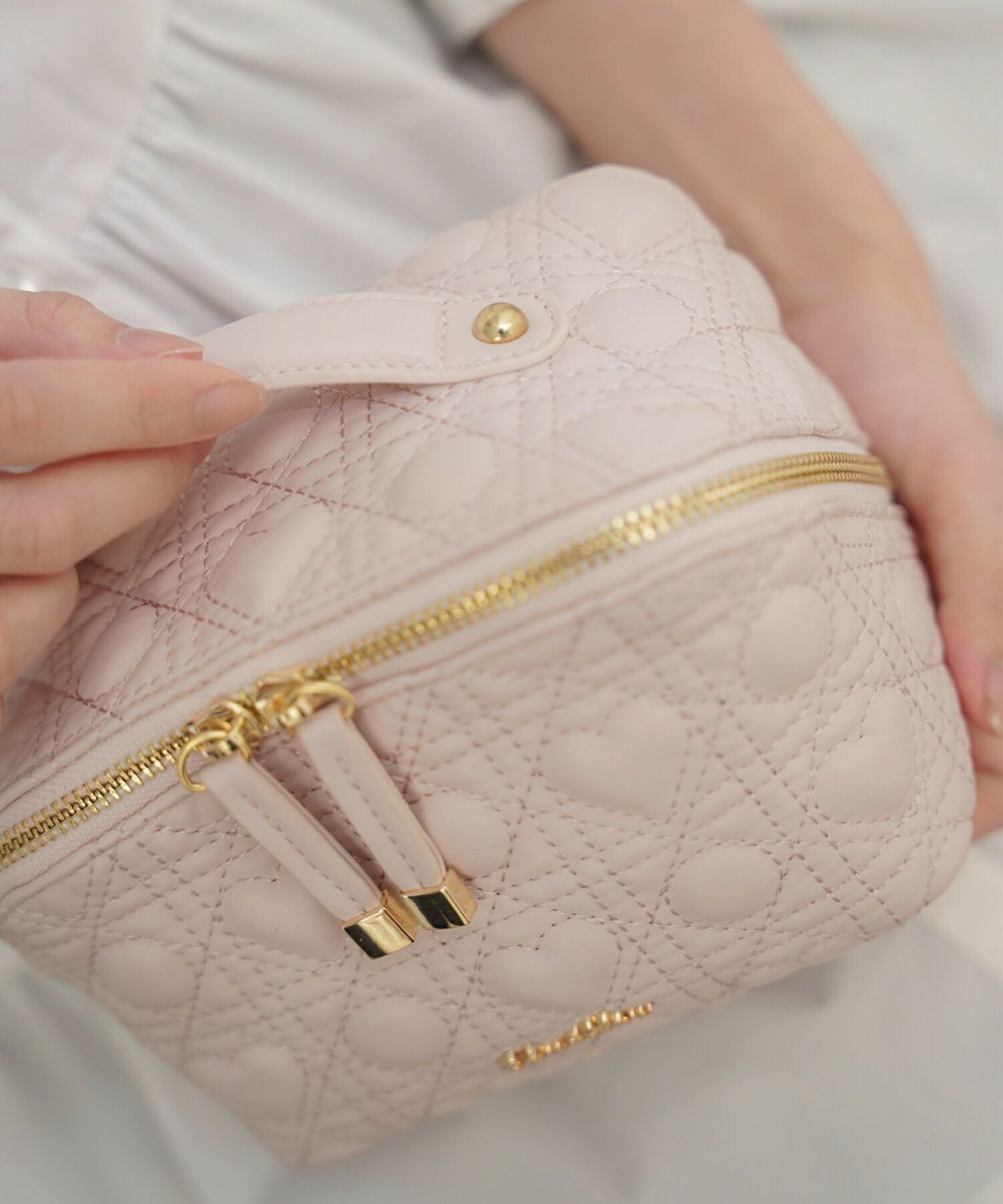 レディース/小物/グッズ/ポーチ/キルティング/オールシーズン/レザー/コスメ/化粧/バニティ/収納/仕分け/持ち手/ゴールド/ストロベリーミルク/グレージュ/旅行/おしゃれ/可愛い/ハート柄/新色/人気/ヒット/アイボリー/パール/光沢/高級感