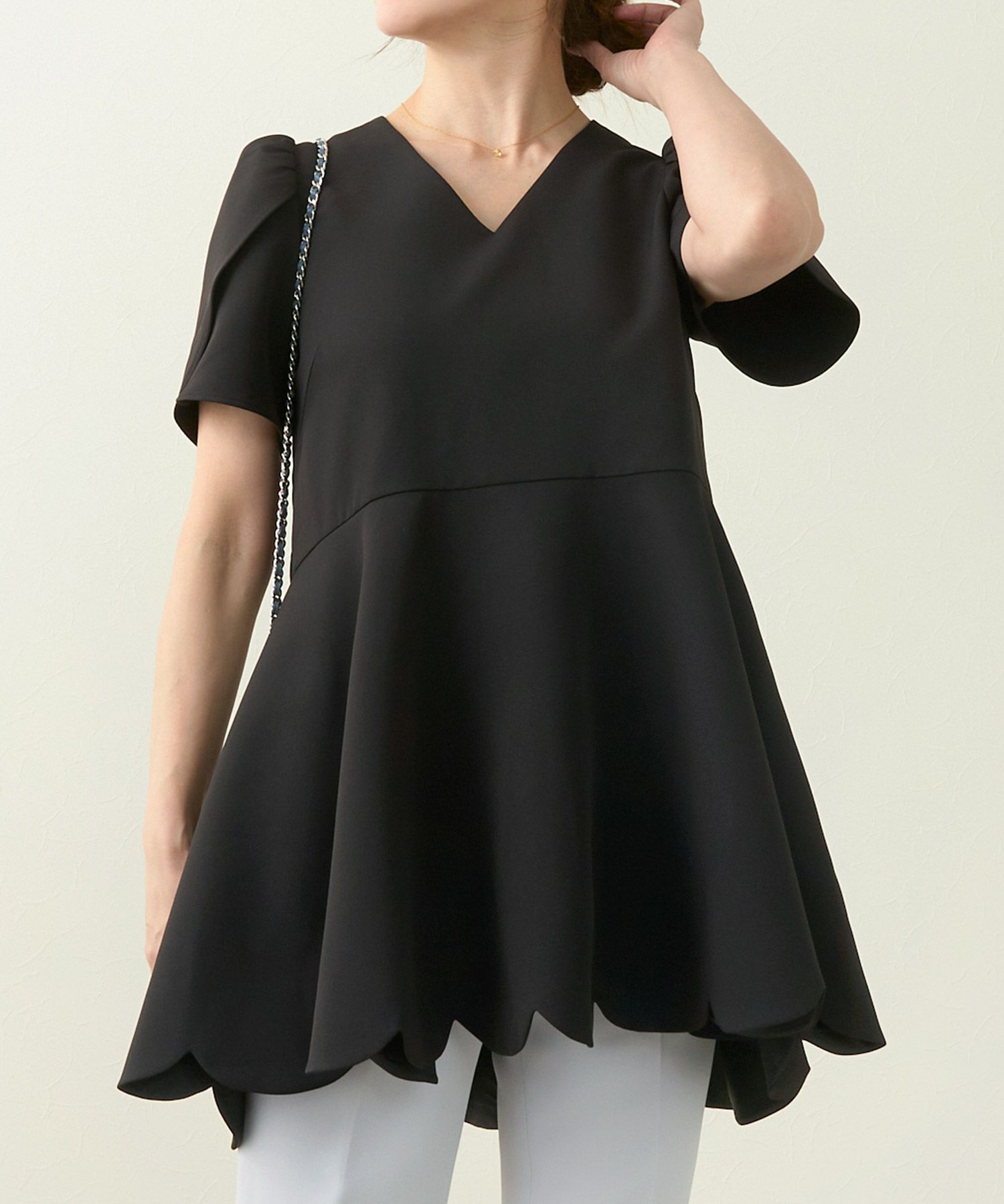 新色追加手洗い可ブラウスレディースファッショントップスおしゃれオフィスエレガントきれいめ長め体型カバー白黒春Vネックジョイントスペース