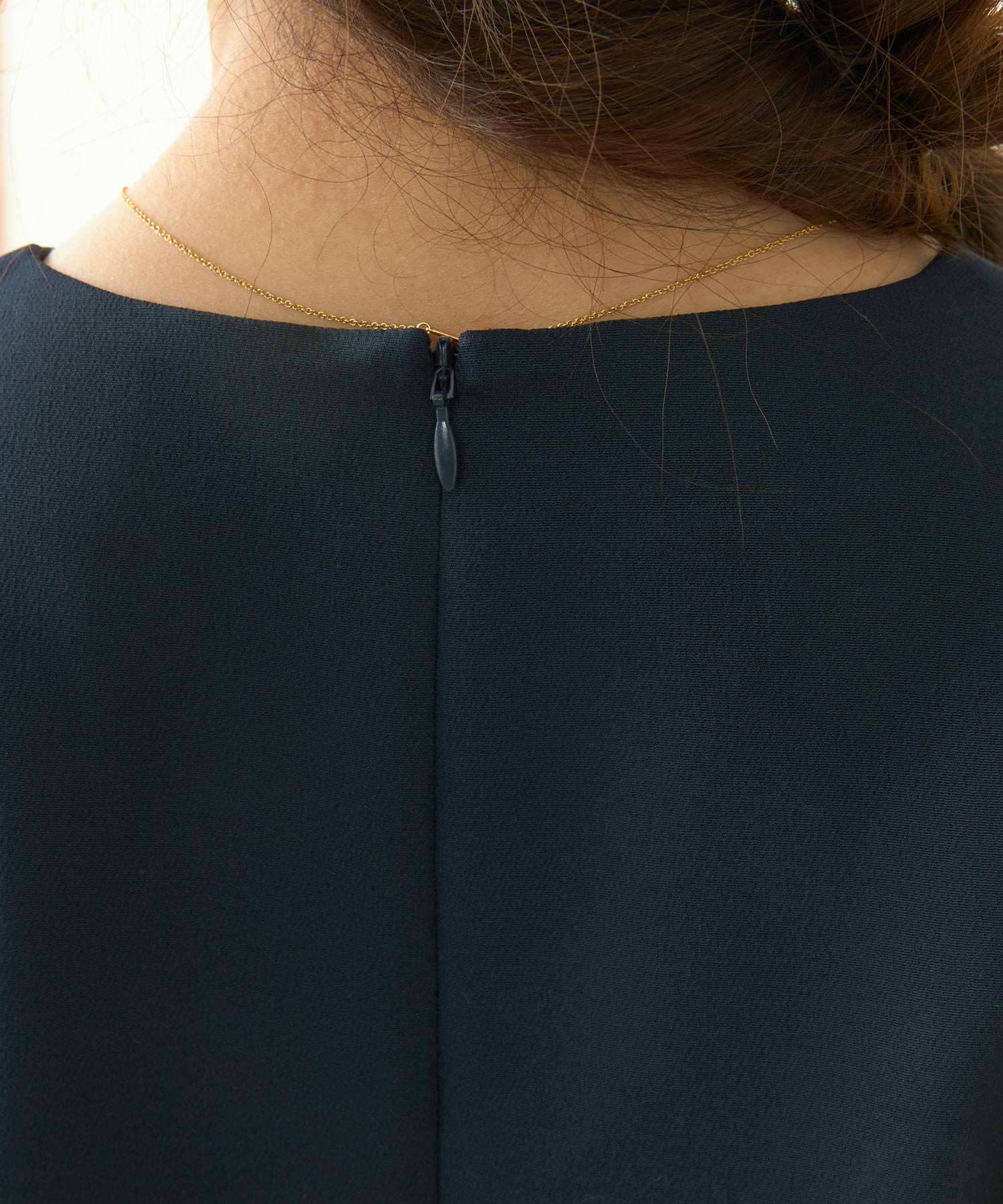 新色追加手洗い可ブラウスレディースファッショントップスおしゃれオフィスエレガントきれいめ長め体型カバー白黒春Vネックジョイントスペース