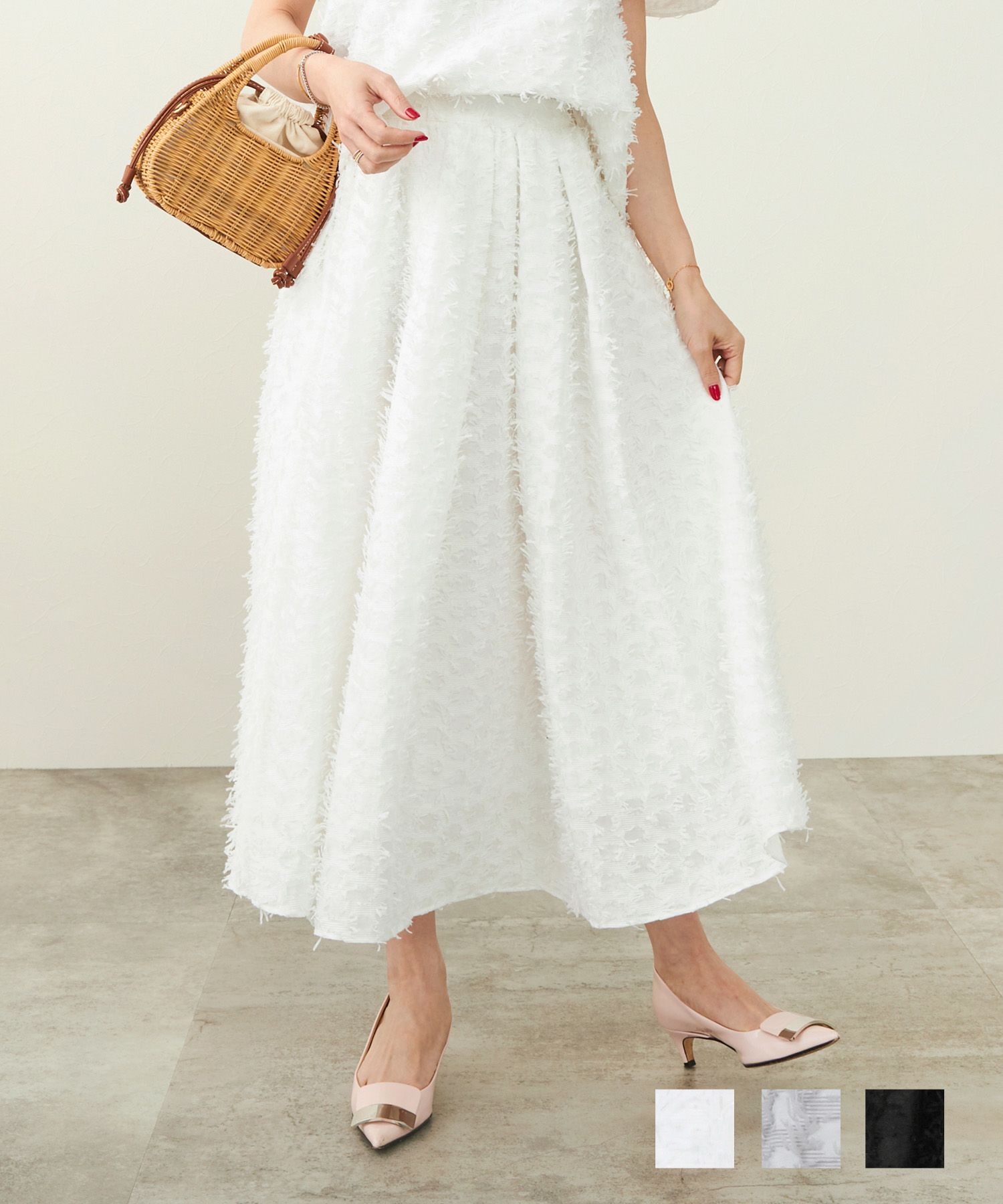 キャッチコピースカートロング2024素材生地おすすめエレガントかわいいシルバーグレー白黒フレア長い春ふわふわジョイントスペース