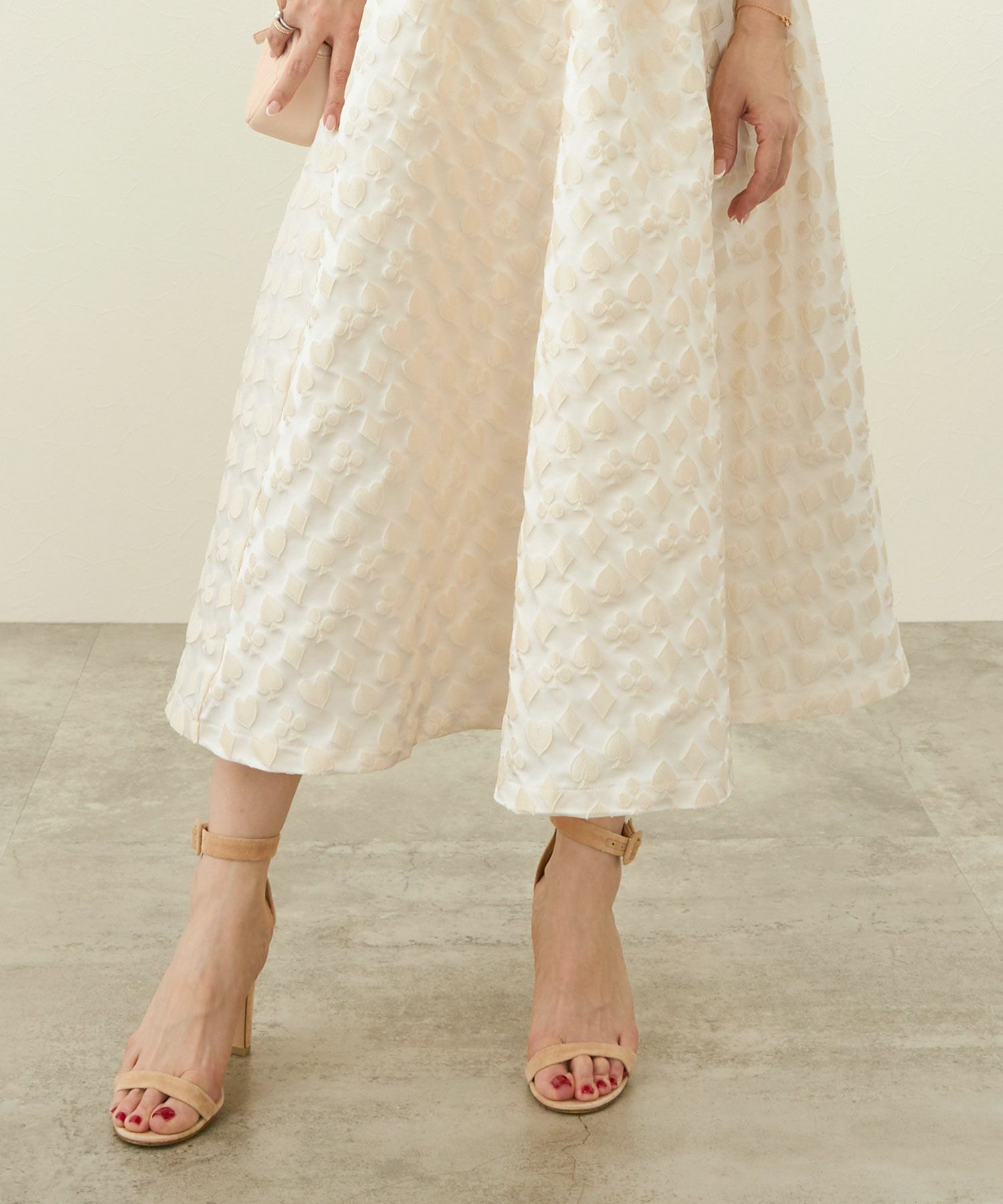 長袖/パフスリーブ/袖山ギャザー/袖口リブ/バックスタイル/釦/大人可愛い