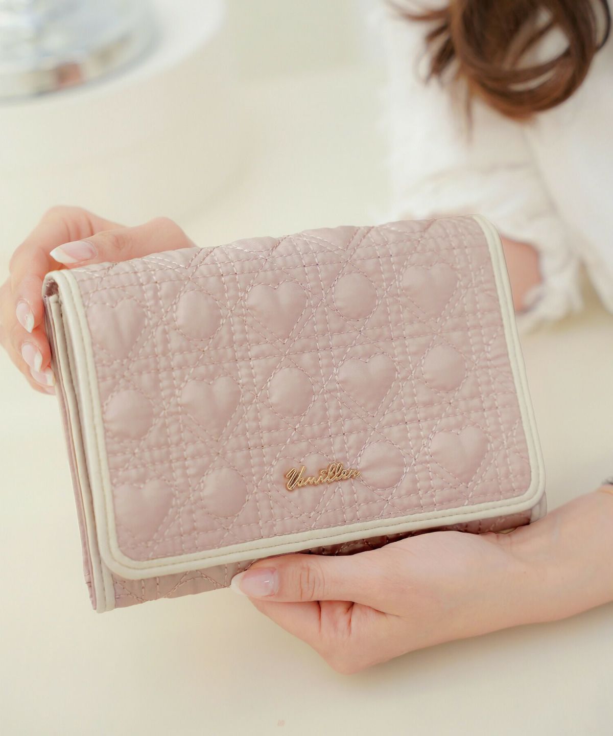 レディース/収納/マルチケース/母子手帳ケース/ハート/キルティング/かわいい/B6/オリジナル/軽い/チャーム/ゴールド/パスポートケース/通帳ケース/通院ケース/ママ/ポーチ/チケット入れ/カード/ピンク/ホワイト/オールシーズン/新色/女の子/男の子/赤ちゃん/出産前準備/産後