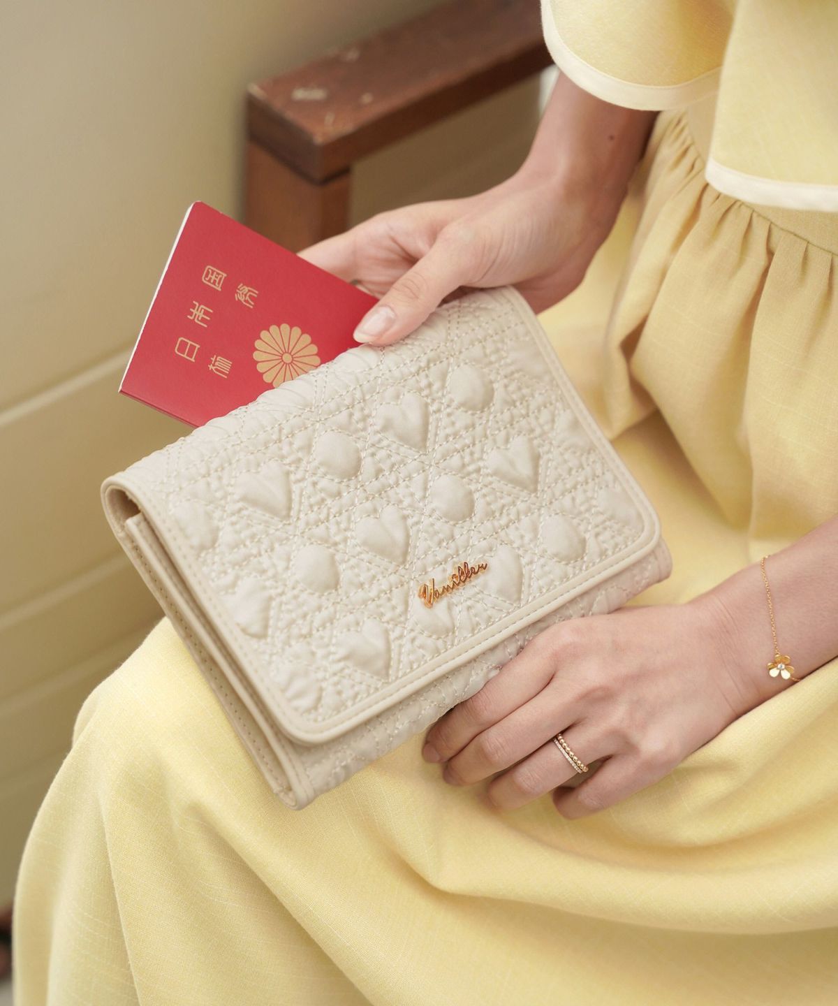 レディース/収納/マルチケース/母子手帳ケース/ハート/キルティング/かわいい/B6/オリジナル/軽い/チャーム/ゴールド/パスポートケース/通帳ケース/通院ケース/ママ/ポーチ/チケット入れ/カード/ピンク/ホワイト/オールシーズン/新色/女の子/男の子/赤ちゃん/出産前準備/産後