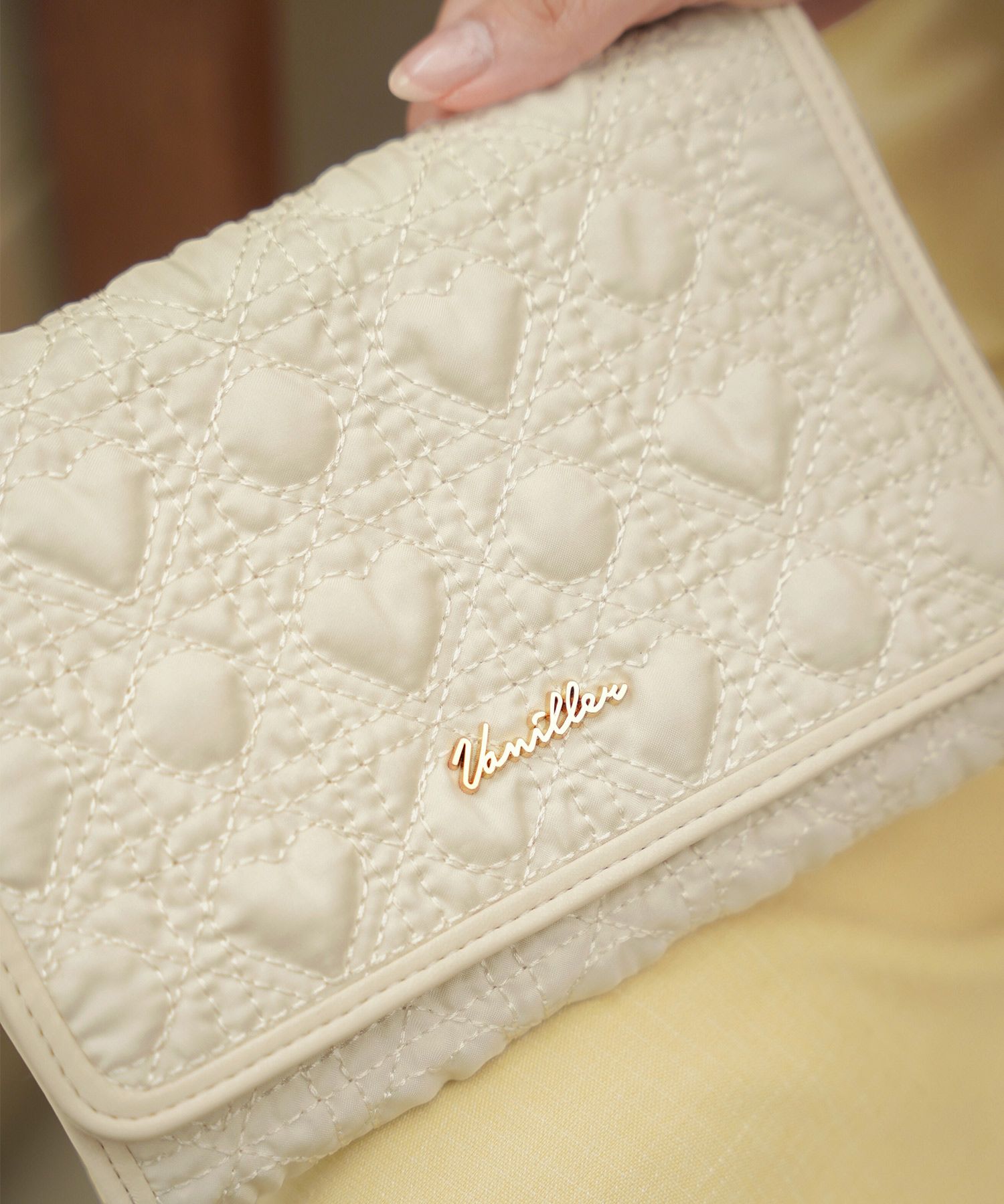 レディース/収納/マルチケース/母子手帳ケース/ハート/キルティング/かわいい/B6/オリジナル/軽い/チャーム/ゴールド/パスポートケース/通帳ケース/通院ケース/ママ/ポーチ/チケット入れ/カード/ピンク/ホワイト/オールシーズン/新色/女の子/男の子/赤ちゃん/出産前準備/産後