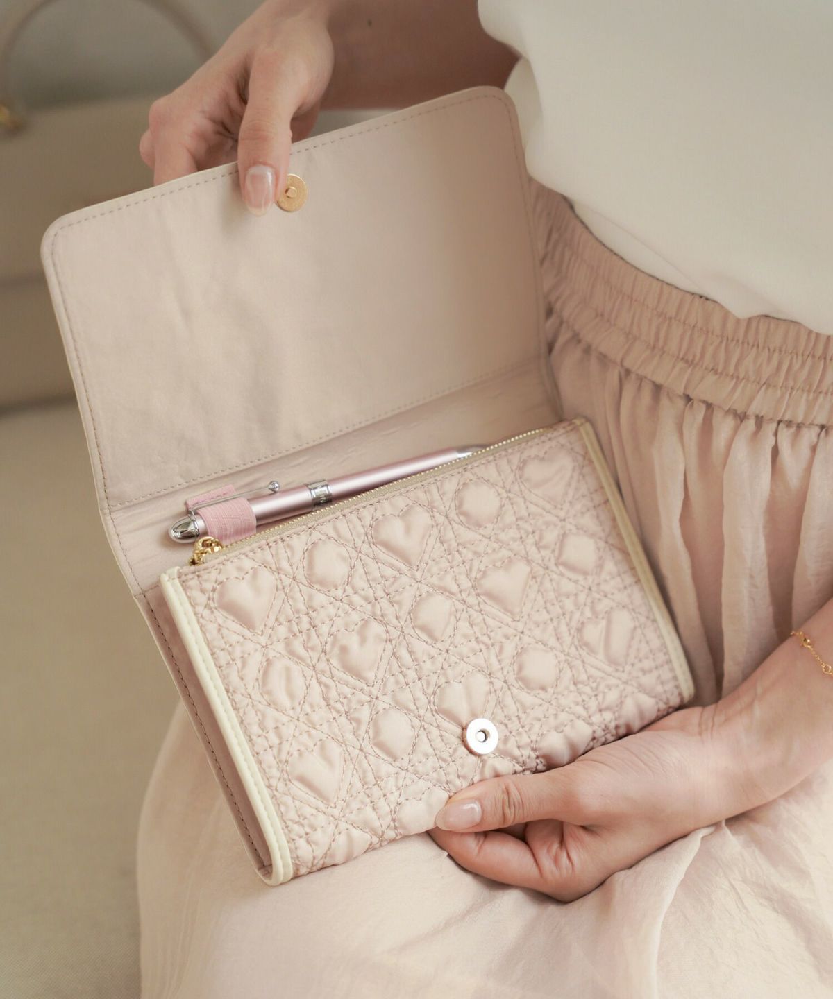 レディース/収納/マルチケース/母子手帳ケース/ハート/キルティング/かわいい/B6/オリジナル/軽い/チャーム/ゴールド/パスポートケース/通帳ケース/通院ケース/ママ/ポーチ/チケット入れ/カード/ピンク/ホワイト/オールシーズン/新色/女の子/男の子/赤ちゃん/出産前準備/産後