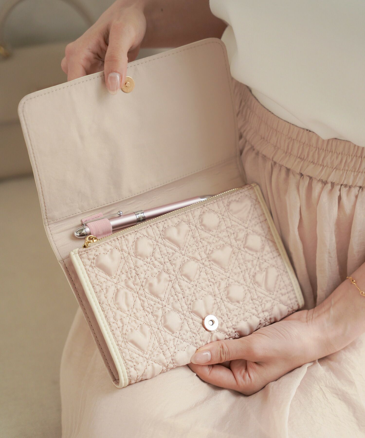 レディース/収納/マルチケース/母子手帳ケース/ハート/キルティング/かわいい/B6/オリジナル/軽い/チャーム/ゴールド/パスポートケース/通帳ケース/通院ケース/ママ/ポーチ/チケット入れ/カード/ピンク/ホワイト/オールシーズン/新色/女の子/男の子/赤ちゃん/出産前準備/産後