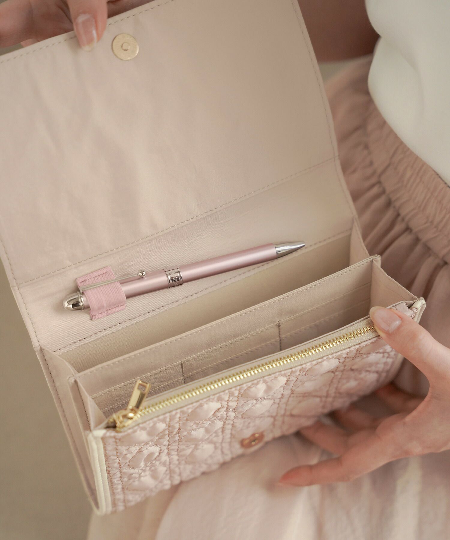 レディース/収納/マルチケース/母子手帳ケース/ハート/キルティング/かわいい/B6/オリジナル/軽い/チャーム/ゴールド/パスポートケース/通帳ケース/通院ケース/ママ/ポーチ/チケット入れ/カード/ピンク/ホワイト/オールシーズン/新色/女の子/男の子/赤ちゃん/出産前準備/産後