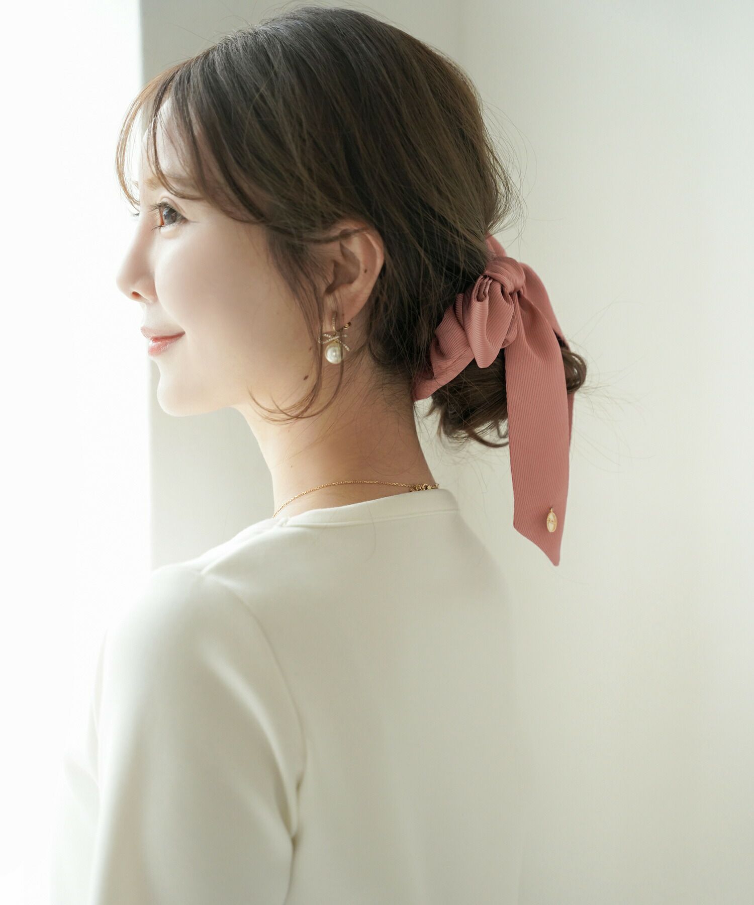 レディース/リボンシュシュ/シュシュ/おしゃれ/ヘアアレンジ/ヘアスタイル/チャーム/ゴールド/髪型/簡単/ピンク/ブラック/黒/アイボリー/シニヨン/ポニーテール/お団子ヘア/発表会/お出かけ/夏/まとめ髪