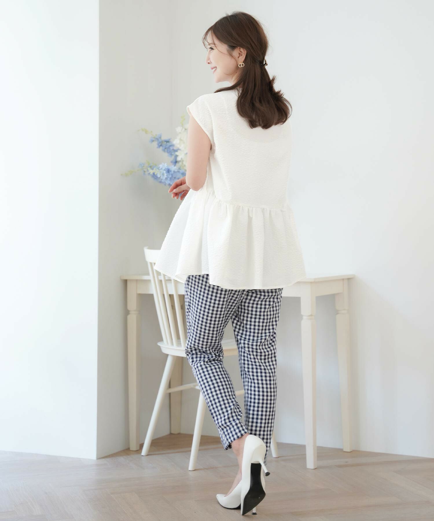 レディース/セレクト/トップス/ブラウス/ペプラム/フレンチスリーブ/ノースリーブ/ギャザー/クルーネック/ショート丈/タック/薄手/花柄/ふくれジャガード/ぽこぽこ/シンプル/オフィススタイル/オフィスカジュアル/ホワイト/ブルー/サックス/白/エレガント/上品