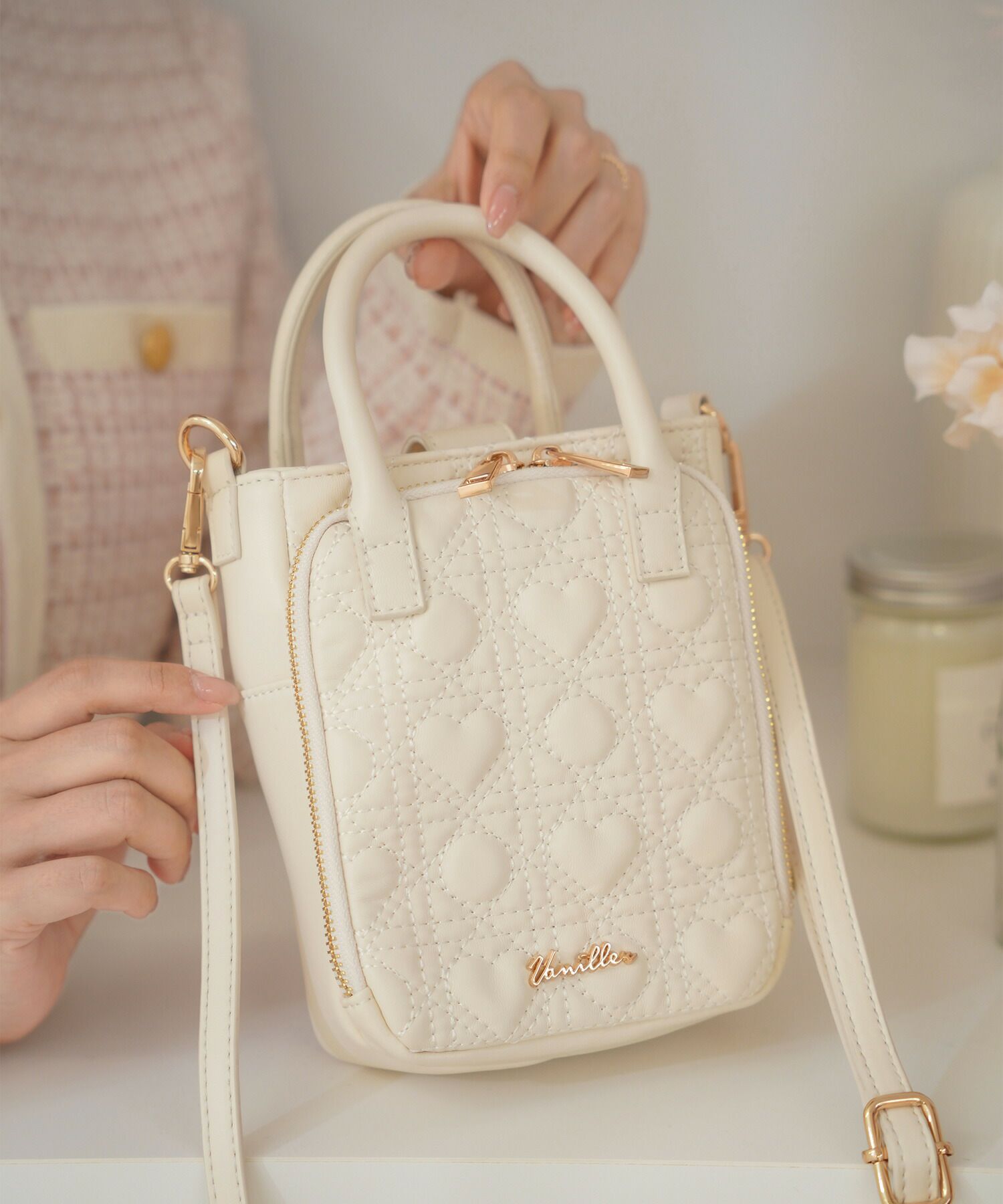 レディース/小物/グッズ/バッグ/スクエア/ショルダーバッグ/ポシェットバッグ/ハート/シリーズ/キルティング/オールシーズン/レザー/合皮/収納/仕分け/持ち手/ゴールド/ピンク/ストロベリーミルク/アイボリー/ブラック/旅行/お出かけ/おしゃれバッググレージュ新色