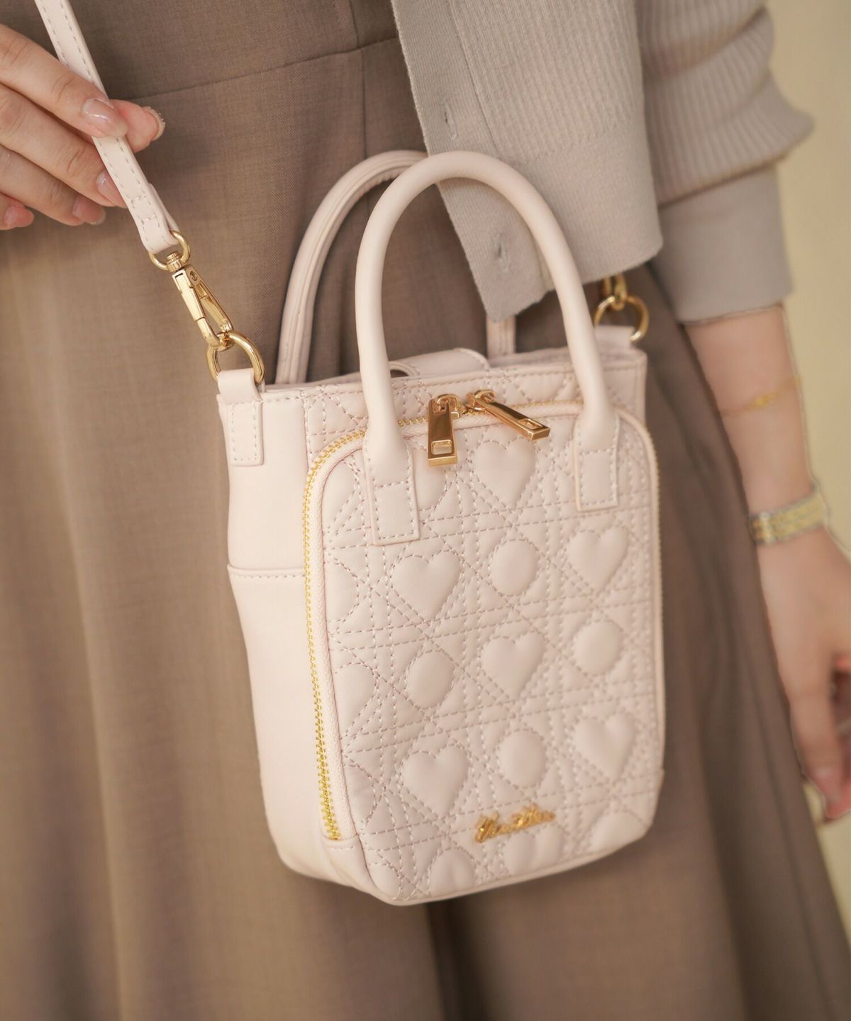 レディース/小物/グッズ/バッグ/スクエア/ショルダーバッグ/ポシェットバッグ/ハート/シリーズ/キルティング/オールシーズン/レザー/合皮/収納/仕分け/持ち手/ゴールド/ピンク/ストロベリーミルク/アイボリー/ブラック/旅行/お出かけ/おしゃれバッググレージュ新色