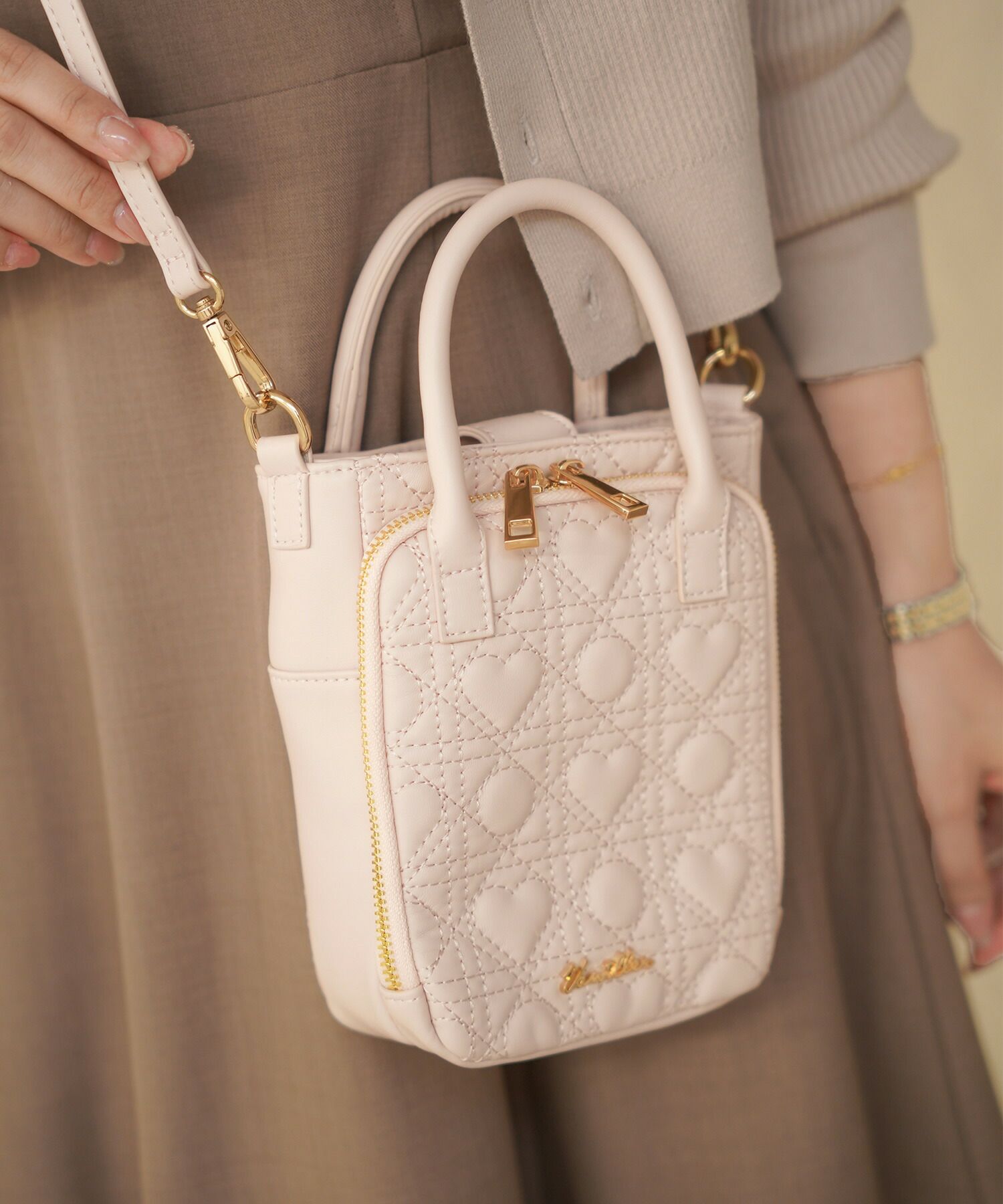 レディース/小物/グッズ/バッグ/スクエア/ショルダーバッグ/ポシェットバッグ/ハート/シリーズ/キルティング/オールシーズン/レザー/合皮/収納/仕分け/持ち手/ゴールド/ピンク/ストロベリーミルク/アイボリー/ブラック/旅行/お出かけ/おしゃれバッググレージュ新色