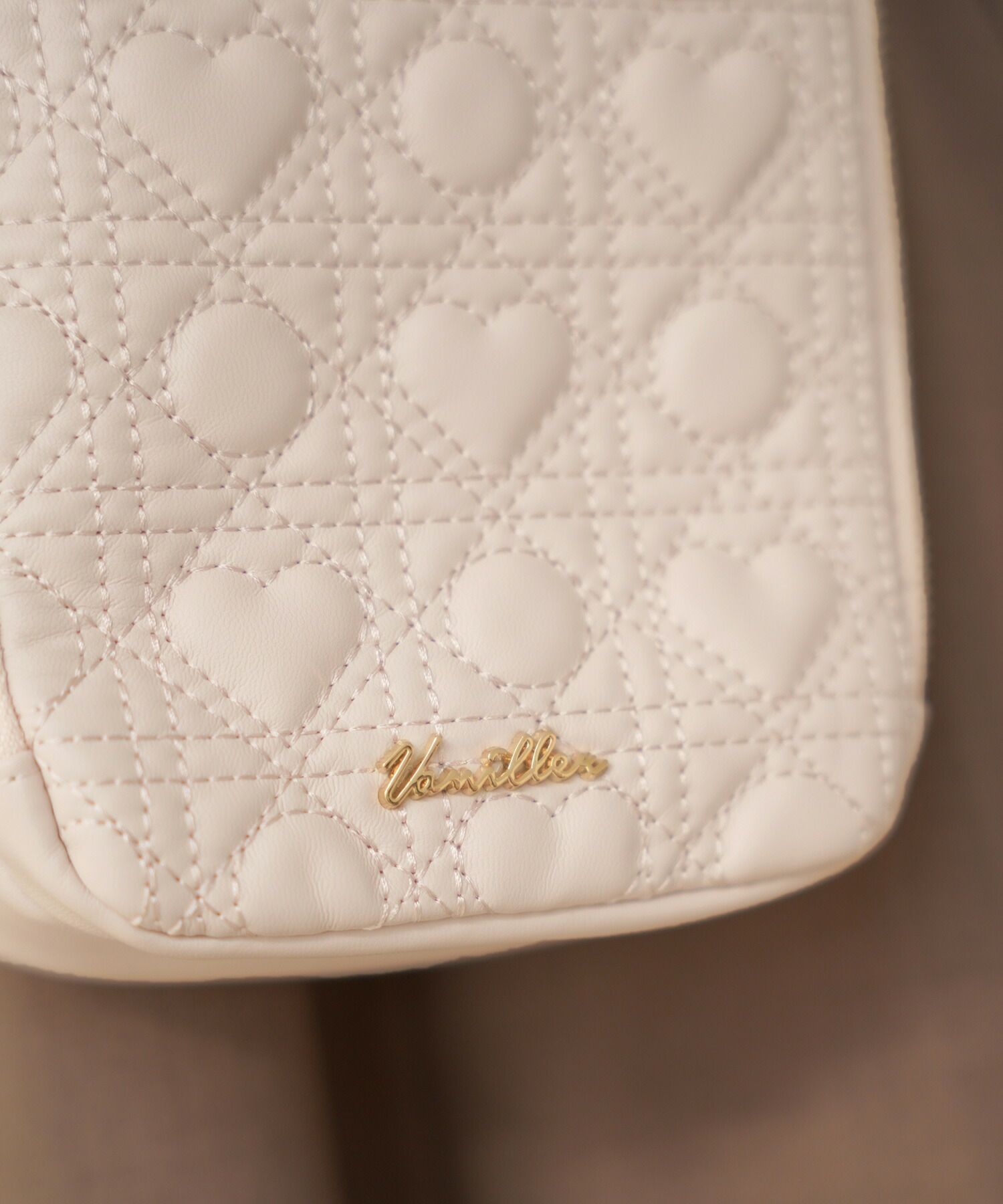 レディース/小物/グッズ/バッグ/スクエア/ショルダーバッグ/ポシェットバッグ/ハート/シリーズ/キルティング/オールシーズン/レザー/合皮/収納/仕分け/持ち手/ゴールド/ピンク/ストロベリーミルク/アイボリー/ブラック/旅行/お出かけ/おしゃれバッググレージュ新色