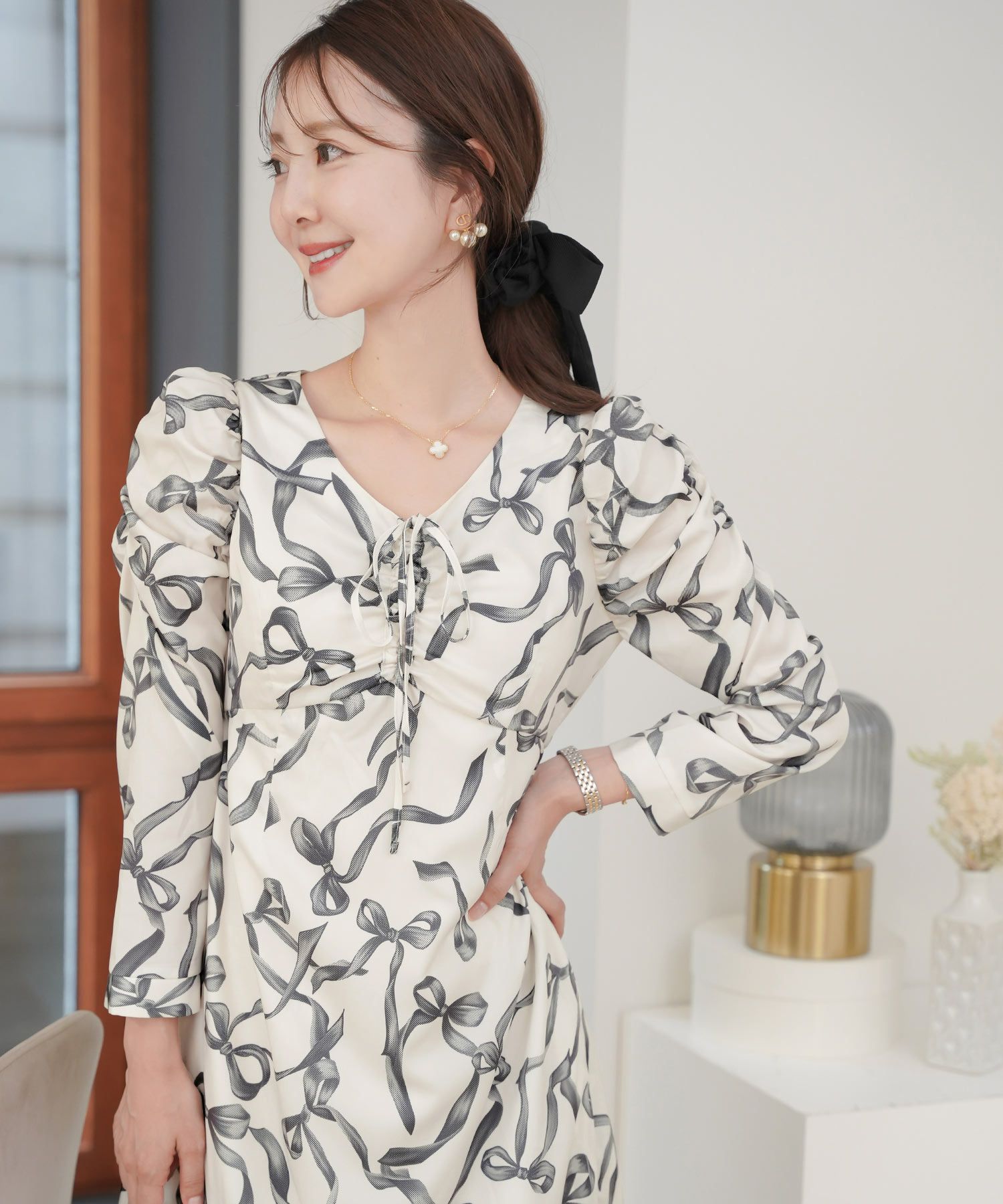 レディース/ワンピース/リボン柄/リボン/ドロスト/線描き/手描き/トレンド/ホワイト/ピンク/モノクロ/モノトーン/バレンタイン/上品/エレガント/フェミニン/大人/20代/30代/デート/女子会