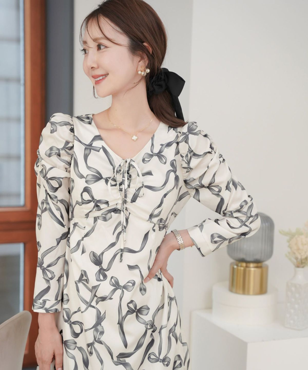 レディース/ワンピース/リボン柄/リボン/ドロスト/線描き/手描き/トレンド/ホワイト/ピンク/モノクロ/モノトーン/バレンタイン/上品/エレガント/フェミニン/大人/20代/30代/デート/女子会