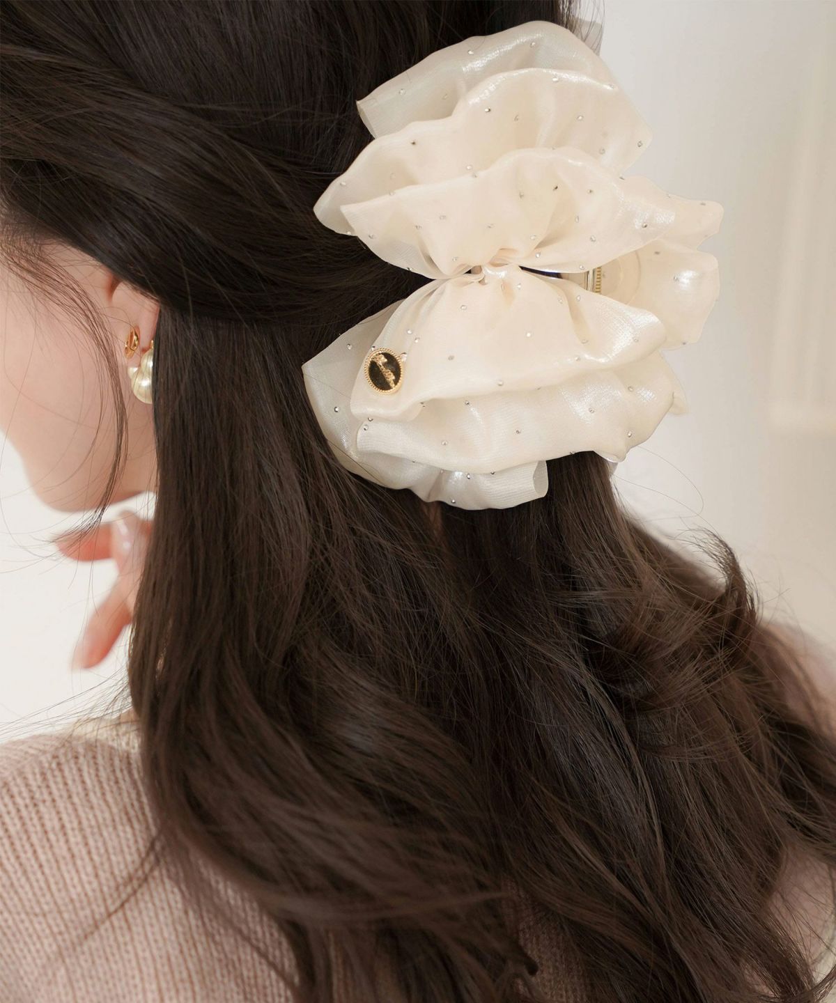 レディース/ヘアアクセサリー/クリップ/バンスクリップ/大きめ/シュシュ/フリル/ふわふわ/きらきら/光沢感/スタッズ/透け感/ヘアアレンジ/入卒園/結婚式/オケージョン/綺麗め/プレゼント/ホワイト/ブラック/可愛い/上品/エレガント/フェミニン/オールシーズン/髪留め