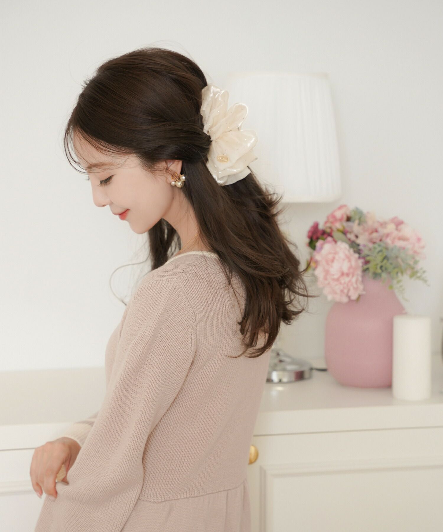 レディース/ヘアアクセサリー/クリップ/バンスクリップ/大きめ/シュシュ/フリル/ふわふわ/きらきら/光沢感/スタッズ/透け感/ヘアアレンジ/入卒園/結婚式/オケージョン/綺麗め/プレゼント/ホワイト/ブラック/可愛い/上品/エレガント/フェミニン/オールシーズン/髪留め