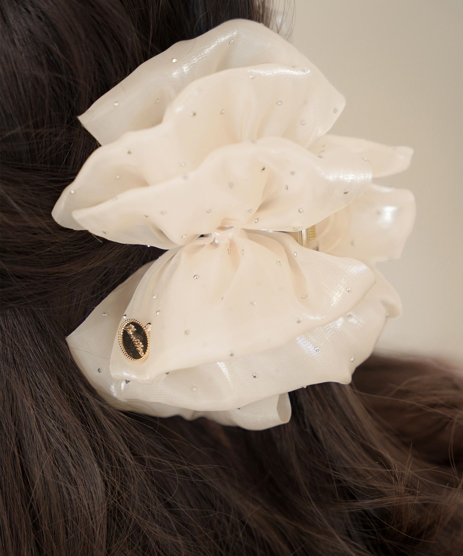 レディース/ヘアアクセサリー/クリップ/バンスクリップ/大きめ/シュシュ/フリル/ふわふわ/きらきら/光沢感/スタッズ/透け感/ヘアアレンジ/入卒園/結婚式/オケージョン/綺麗め/プレゼント/ホワイト/ブラック/可愛い/上品/エレガント/フェミニン/オールシーズン/髪留め